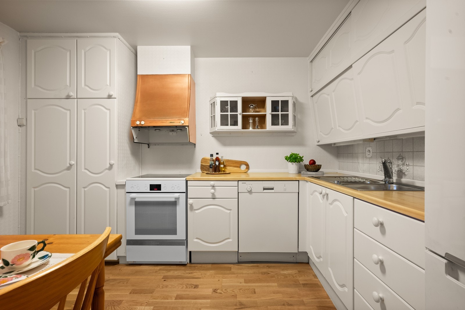 Praktisk kjøkken med rikelig skap- og benkeplass. Galleribilde