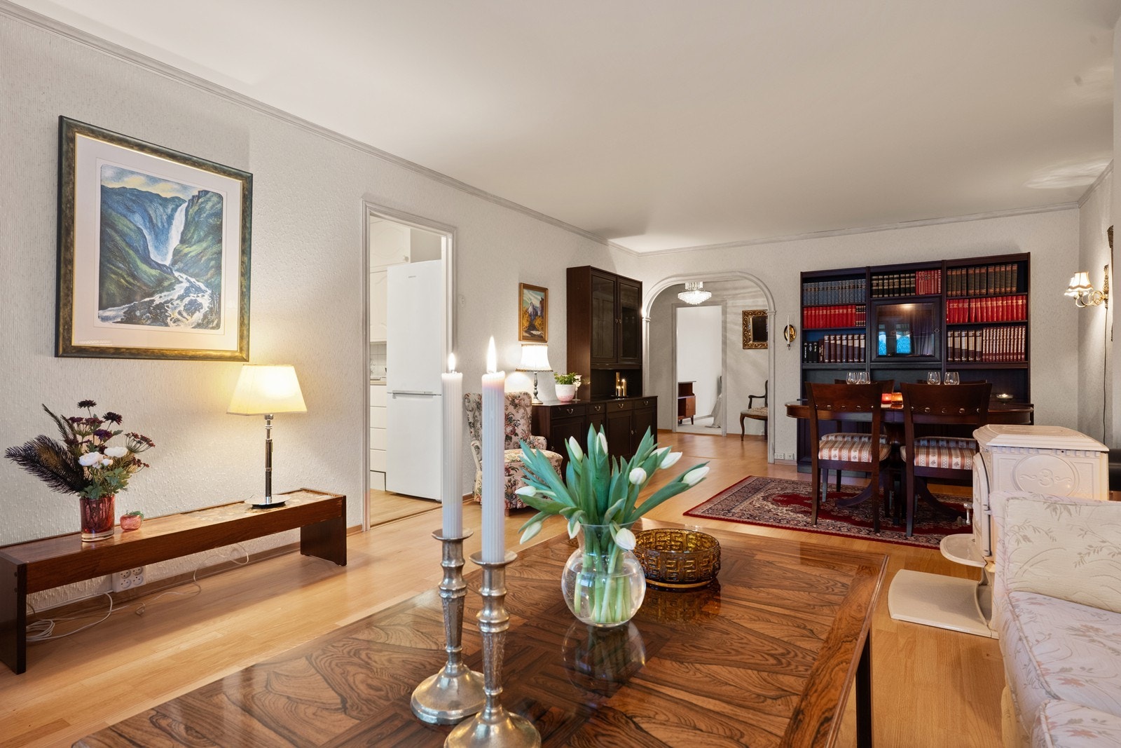 Stuen er leilighetens sentrale samlingspunkt, med god plass til både sofagruppe og spisebord. Galleribilde