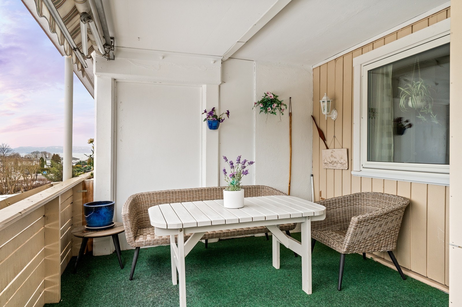 Det er fint utsyn ned mot sjøen fra balkongen. Galleribilde