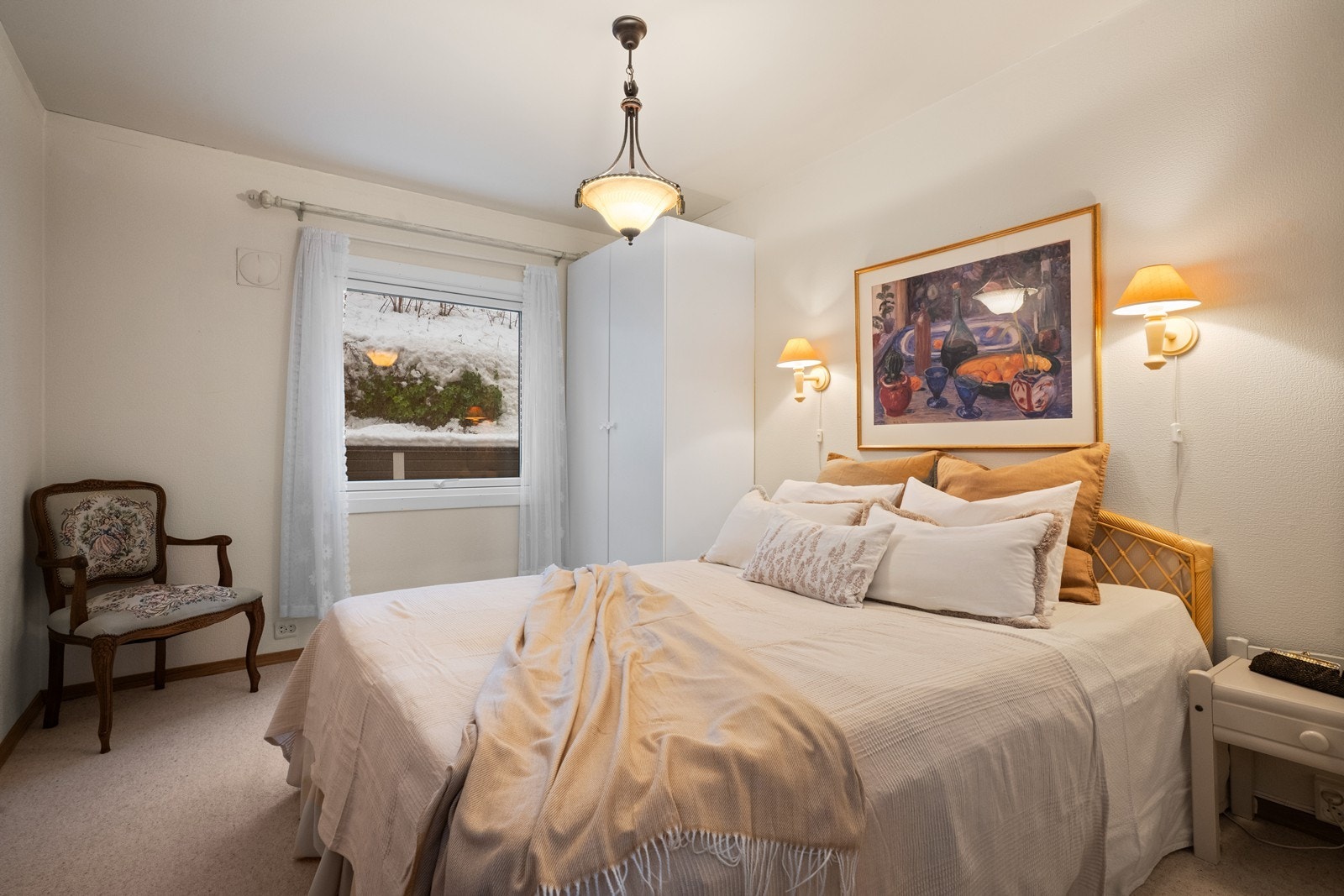 Hovedsoverommet er av god størrelse, med plass til dobbeltseng og garderobeskap. Galleribilde