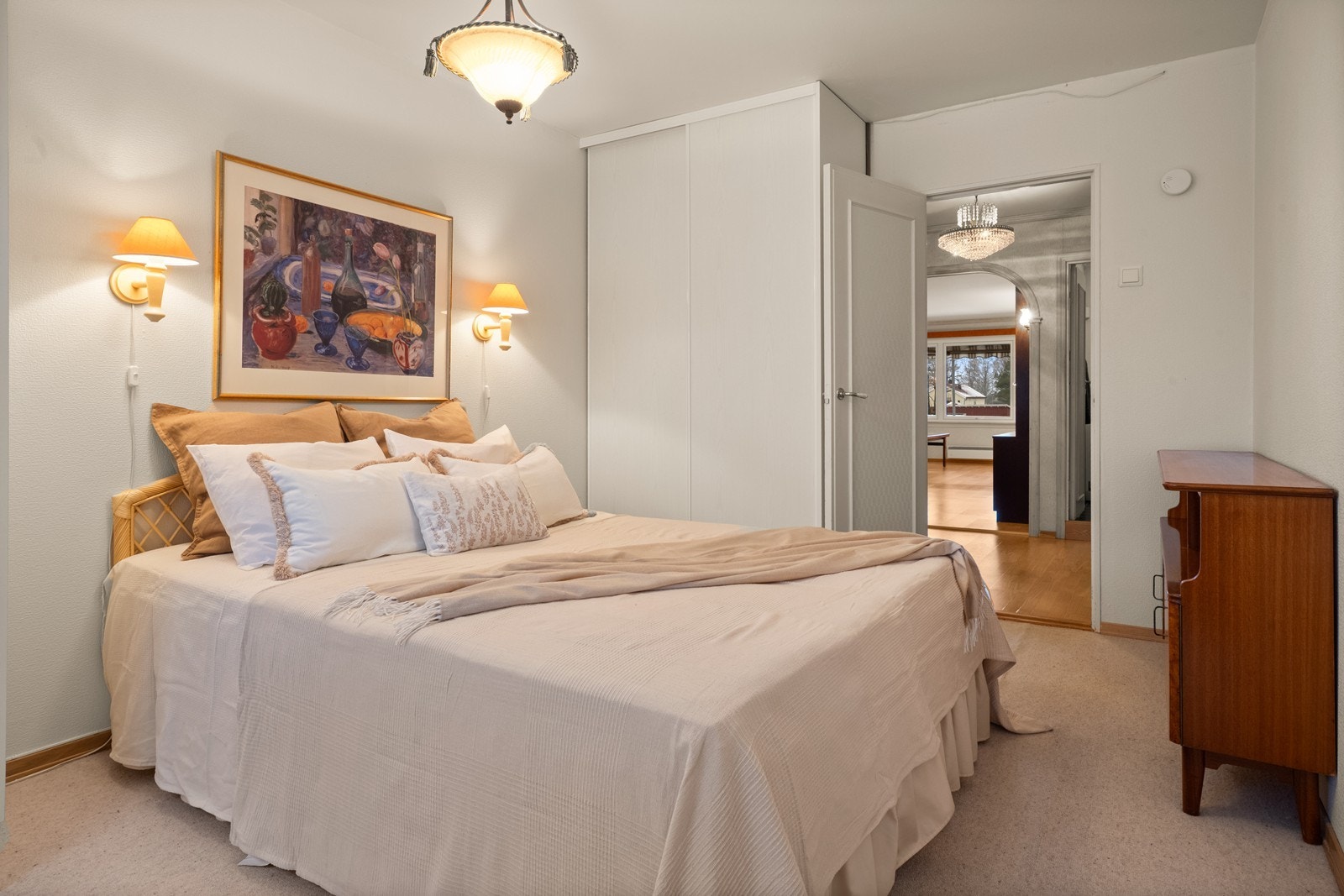 Soverommet har en behagelig atmosfære og vender mot et rolig område. Galleribilde