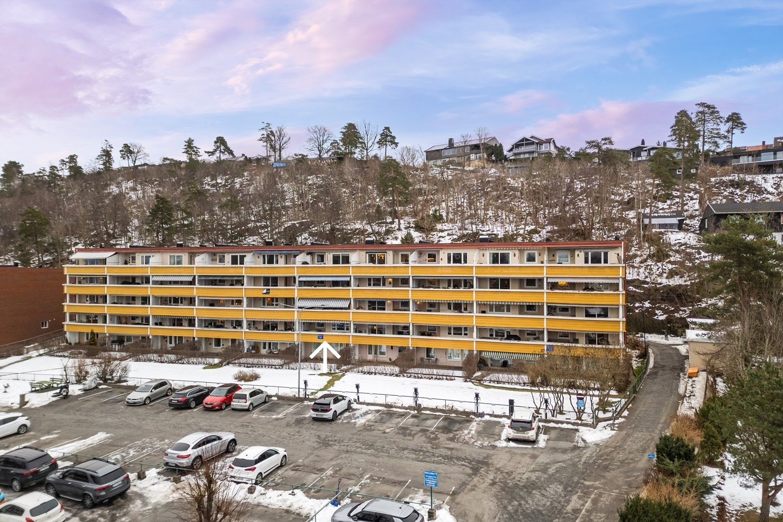 Leiligheten er beliggende i 1. etasje fra adkomstplan med enkel adkomst, men 2. etasje fra balkongside. Galleribilde