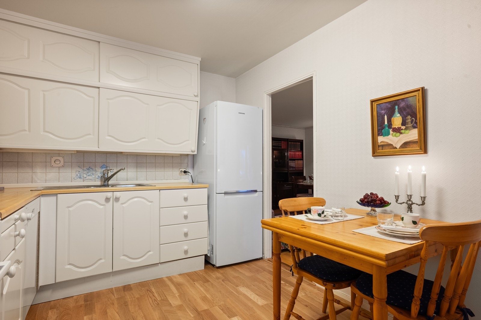 Rikelig med oppbevaringsplass i profilerte fronter, samt plass til frittstående kjøleskap. Galleribilde