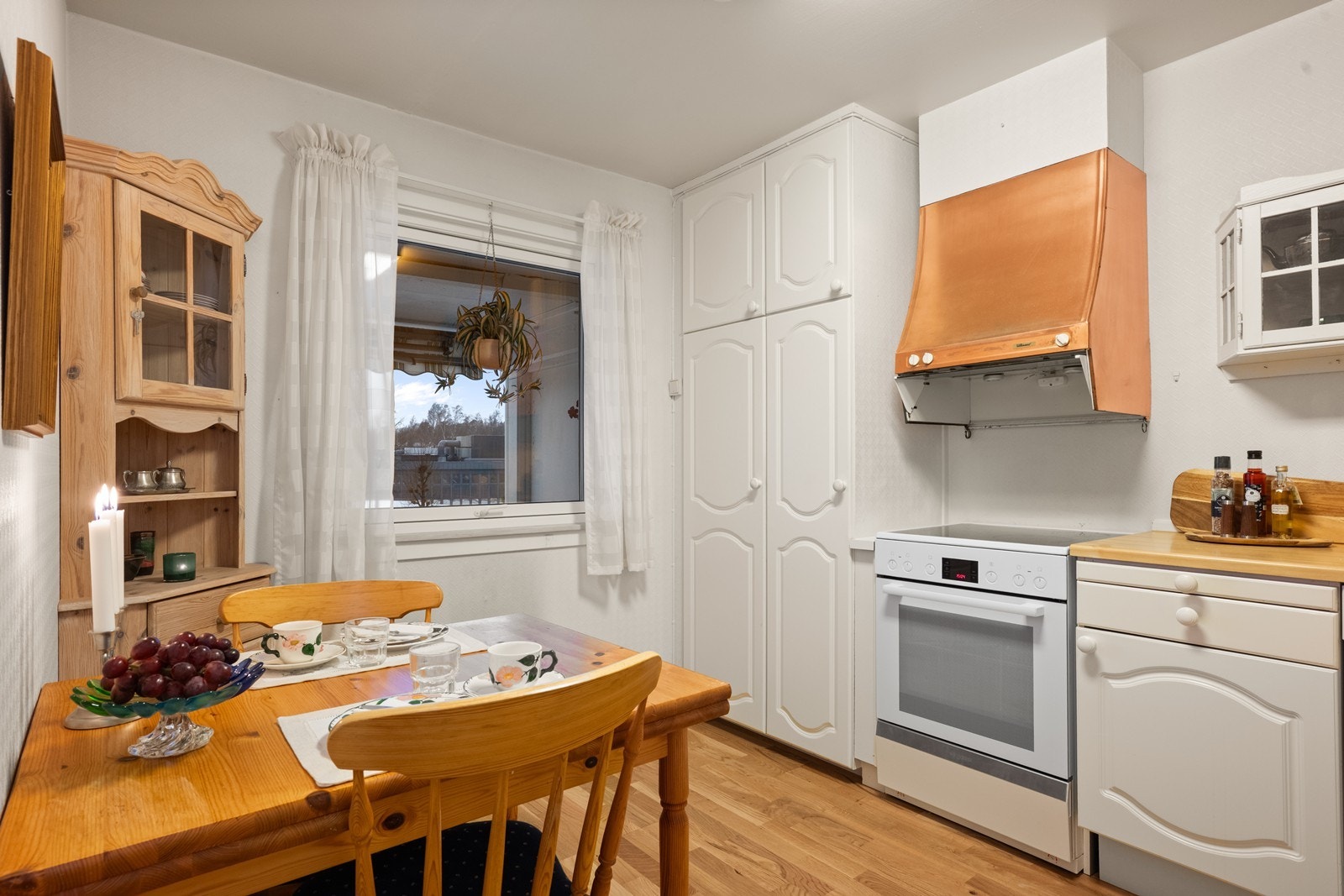 Kjøkkenet har en egen spiseplass ved vinduet, som gir en fin start på dagen. Galleribilde