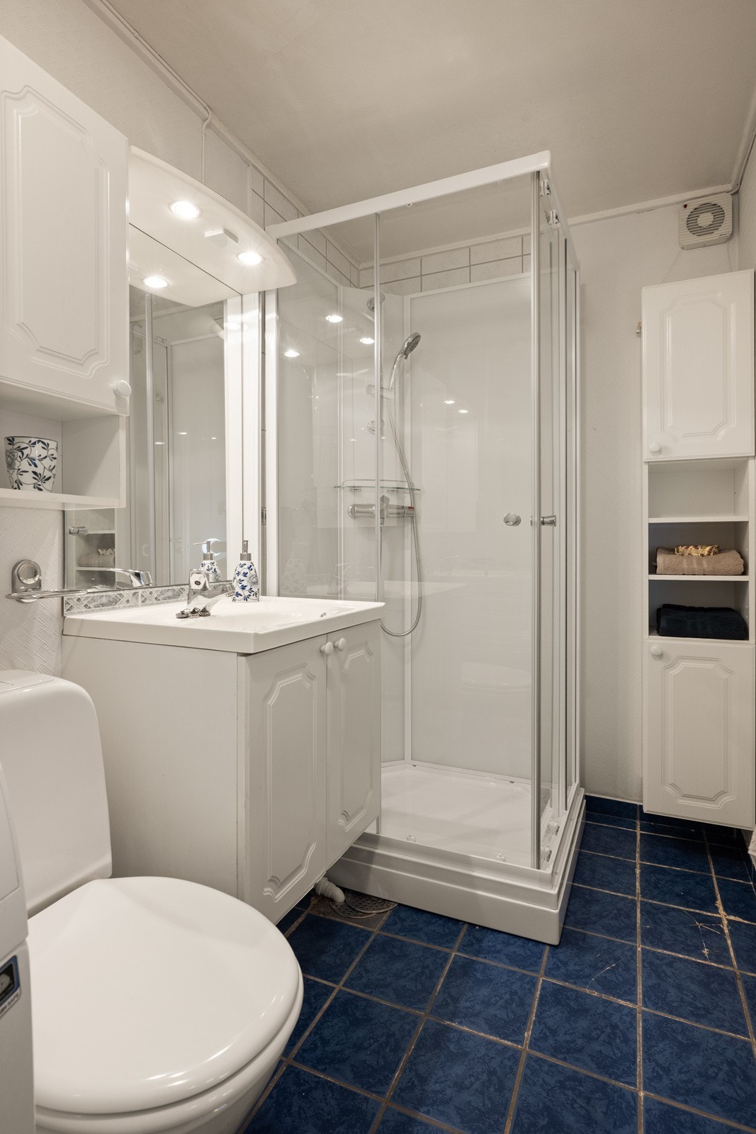 Et høyskap gir ekstra, praktisk oppbevaringsplass på badet. Galleribilde