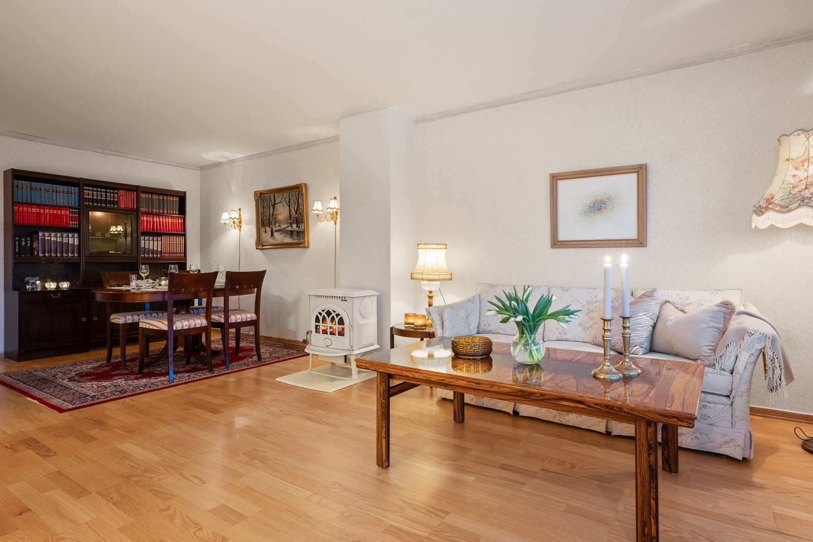 Den åpne løsningen mellom stue og spisestue gir en luftig og sosial atmosfære. Galleribilde