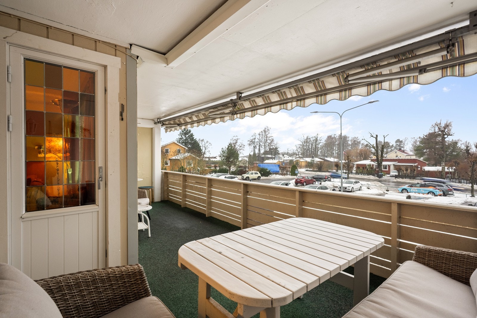 Balkongen er utstyrt med markise, som gir god solskjerming. Galleribilde