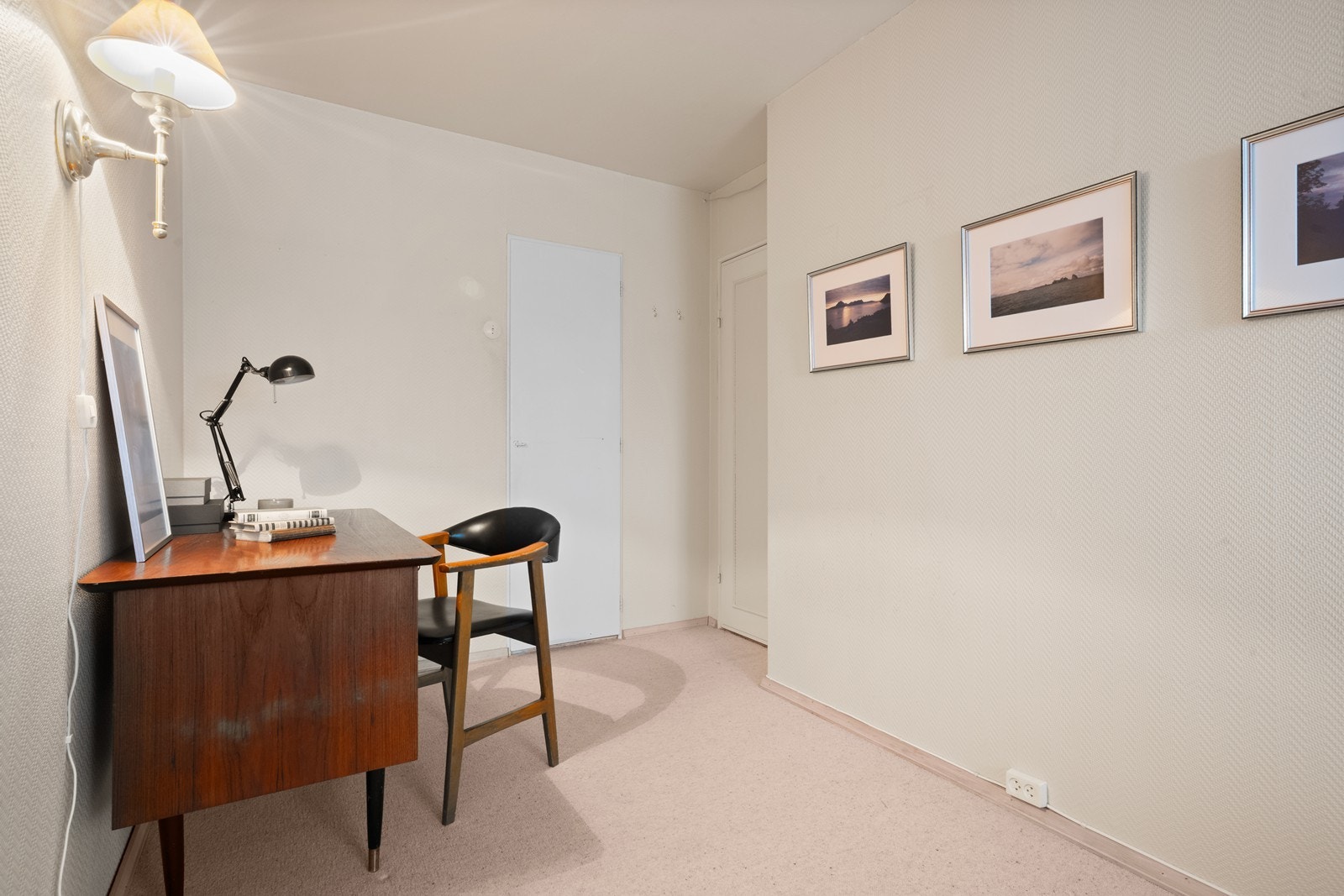 Rommet har plass til både seng og en arbeidsstasjon. Galleribilde