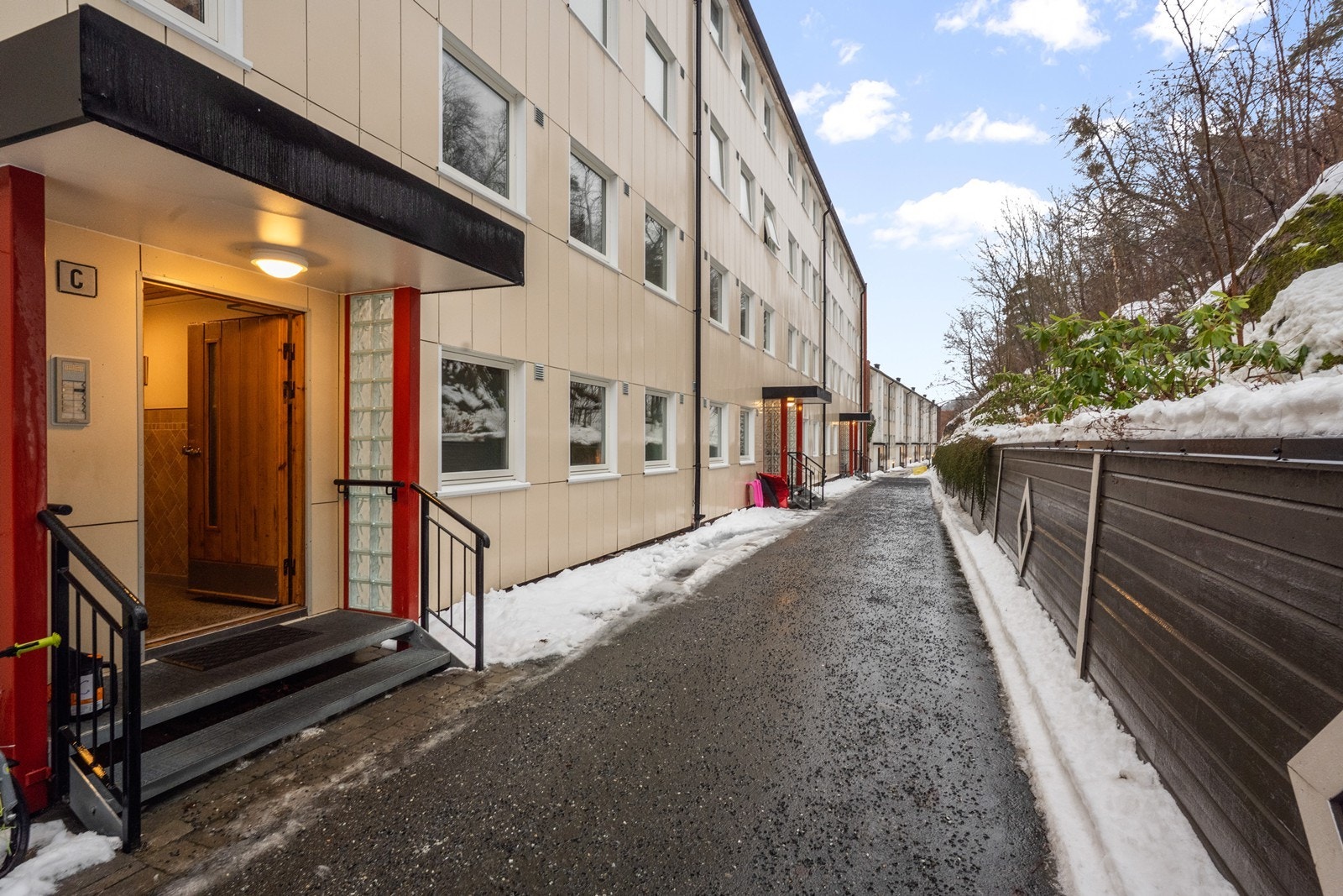 Bygget har en velholdt adkomst med takoverbygg over inngangspartiet. Galleribilde