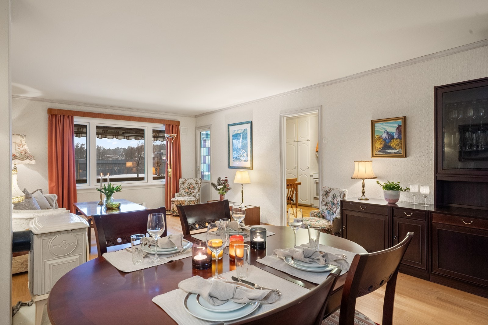 Store vindusflater slipper inn rikelig med dagslys, og fra stuen er det direkte utgang til balkongen. Galleribilde