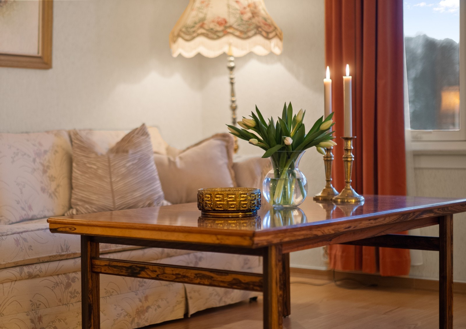 Gjennomgående parkett på gulvet skaper et helhetlig og varmt uttrykk i oppholdsrommene. Galleribilde