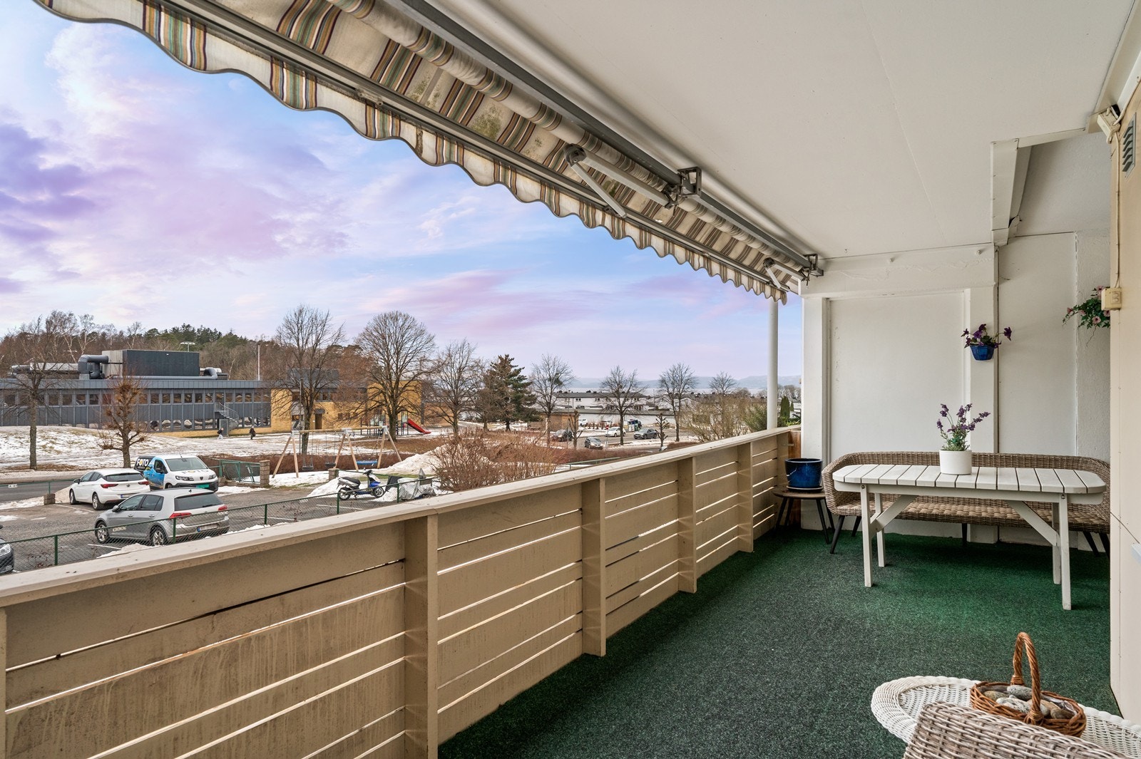 Leiligheten har en romslig, overbygget balkong med god plass til utemøbler. Galleribilde