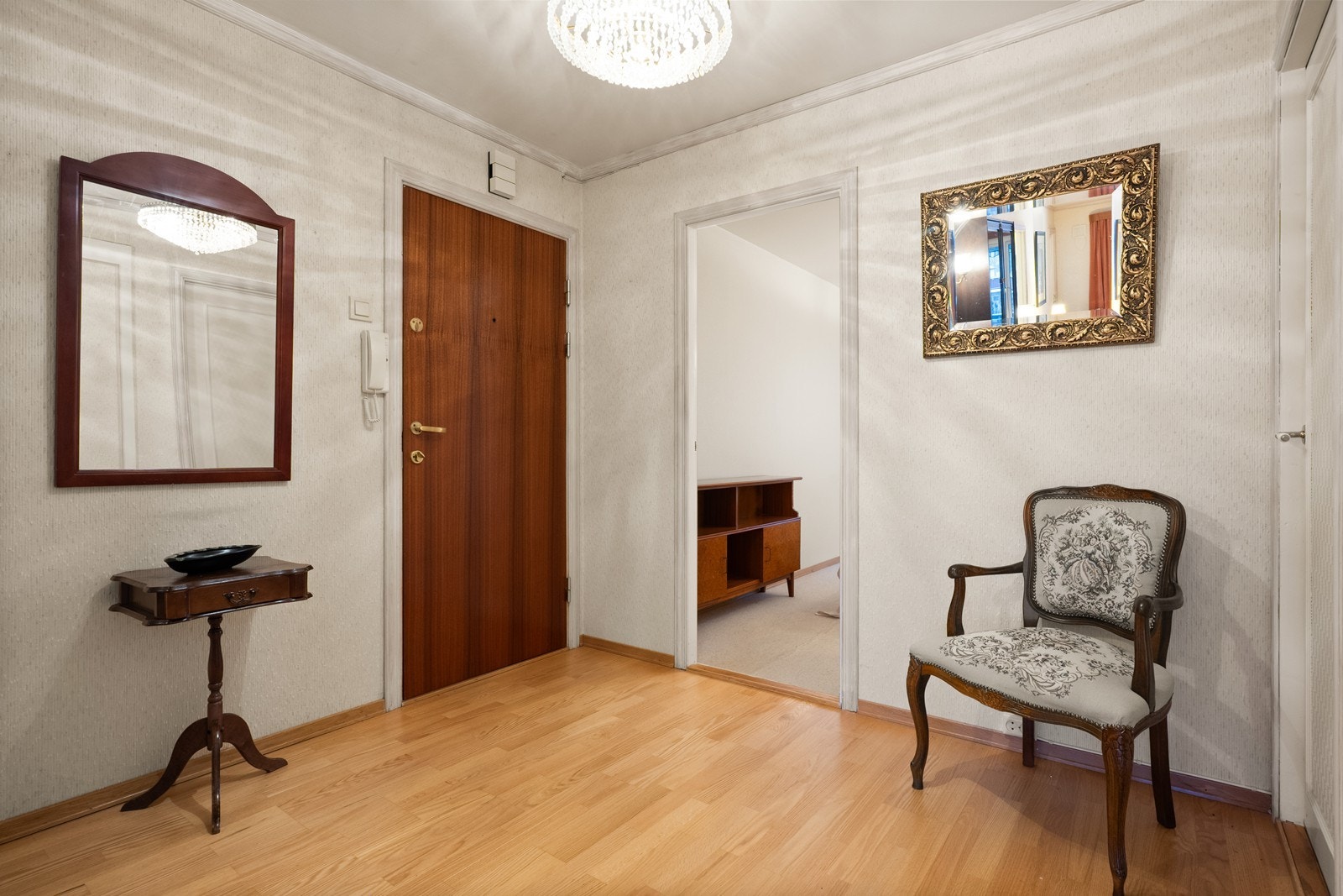 Du ønskes velkommen inn i en lys entré med plass til yttertøy. Galleribilde