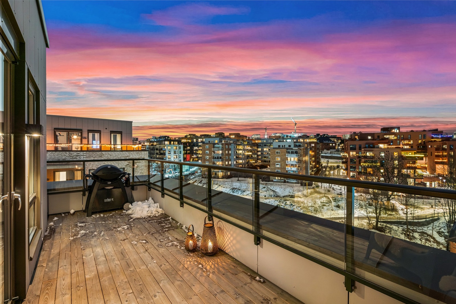 Fra kjøkkenet er det utgang til leilighetens andre terrasse på 22,4 kvm Galleribilde