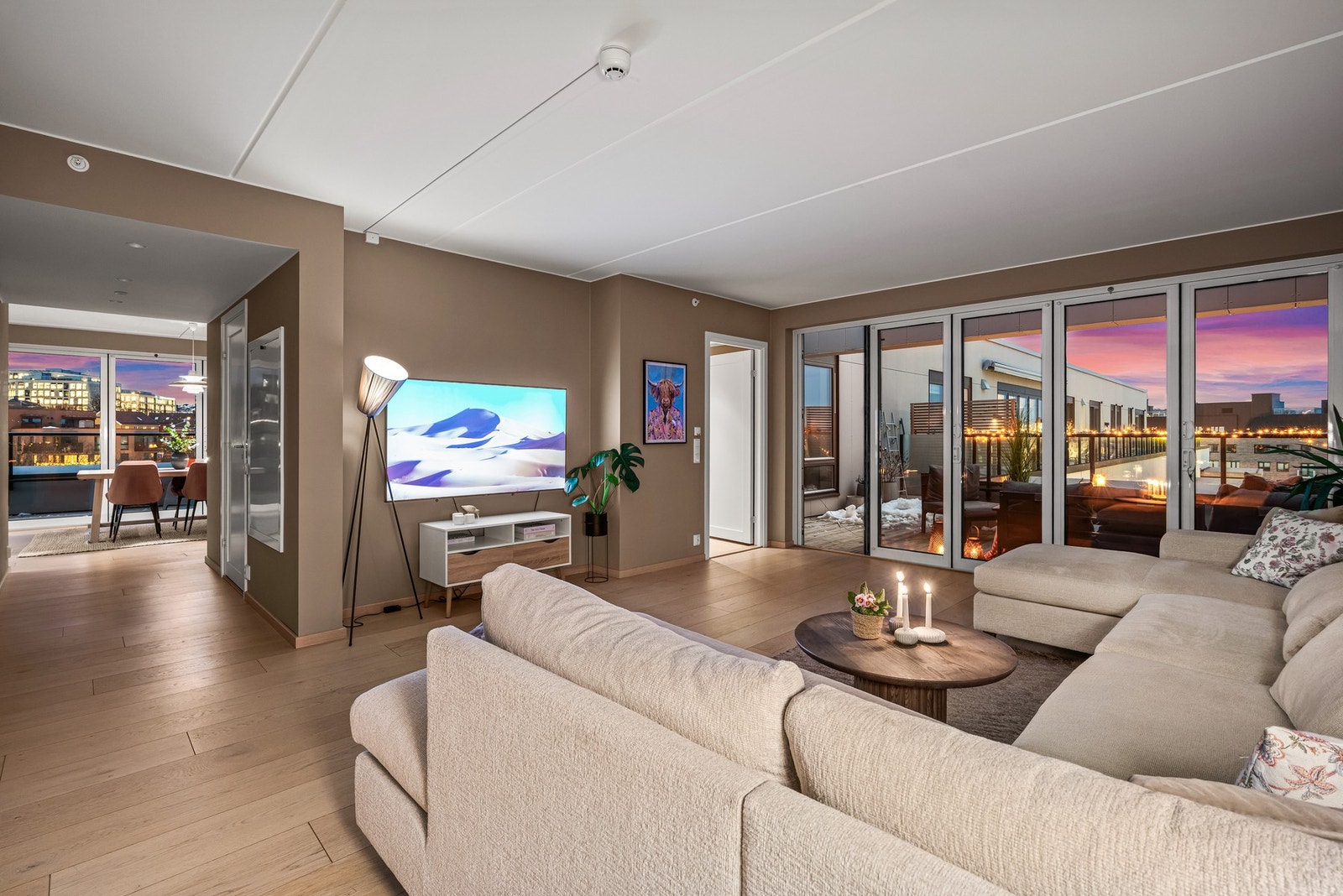 Lys og moderne 4-roms toppleilighet med to solrike terrasser og flott utsikt. Galleribilde