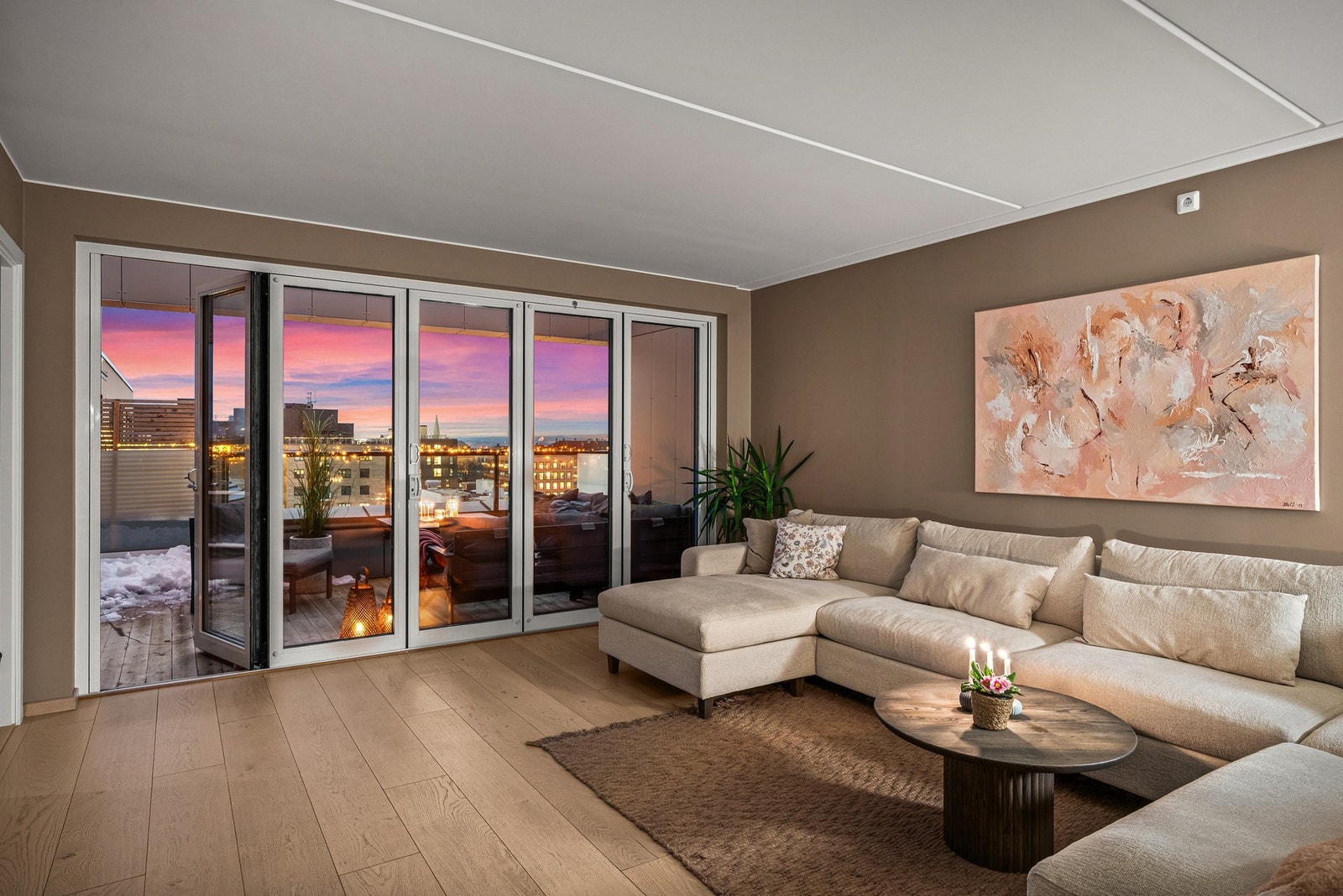 Boligen er fra 2022 og holder en gjennomgående god standard. Galleribilde