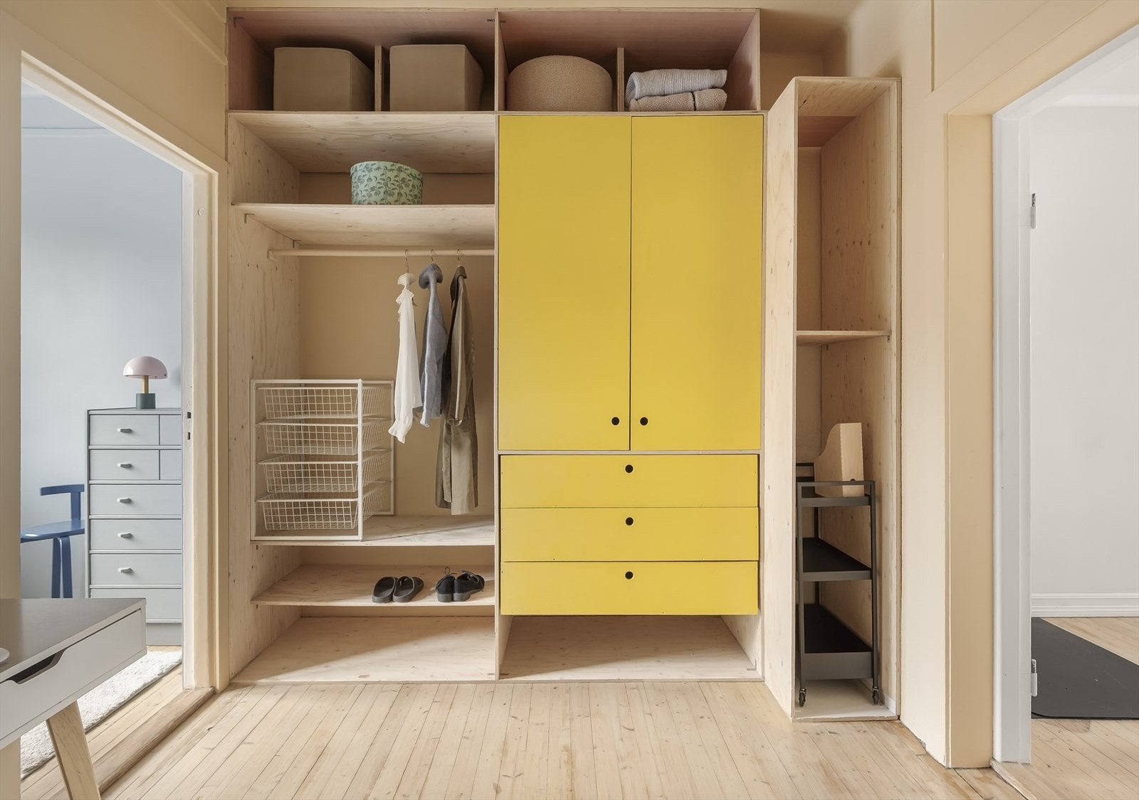 Plassbygd garderobeløsning, som gir gode oppbevaringsmuligheter. Galleribilde