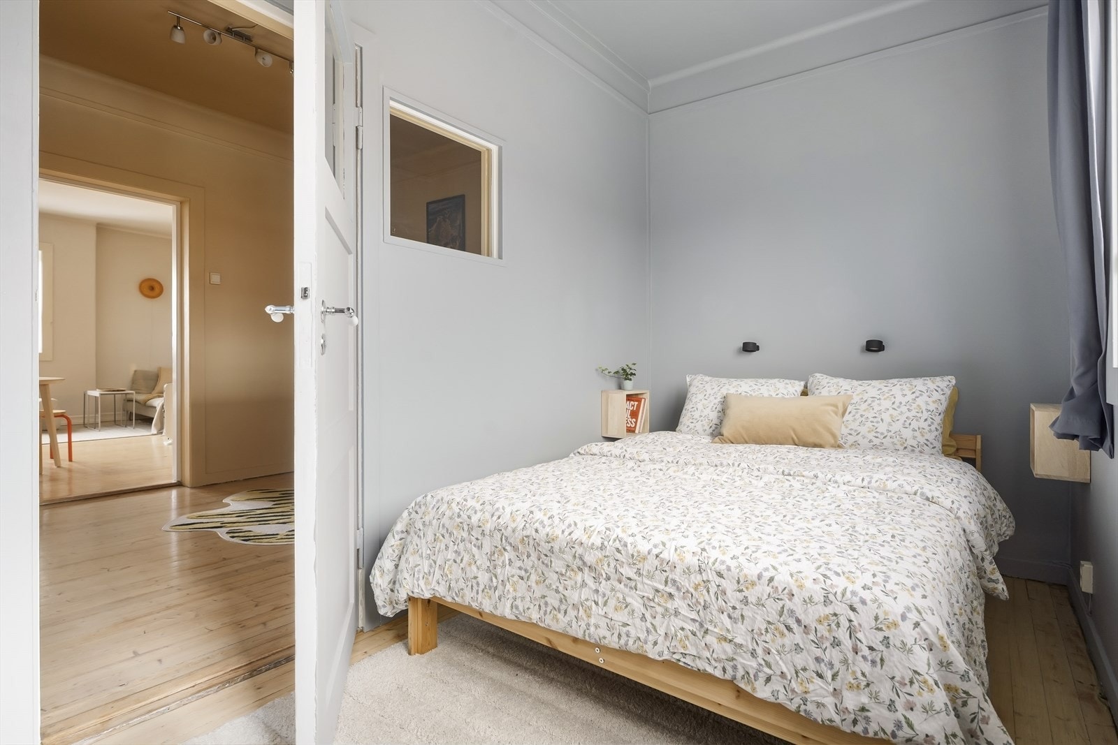 Soverommet i leiligheten har god plass til dobbeltseng, tilhørende nattbord og annet ønskelig møblement. Galleribilde