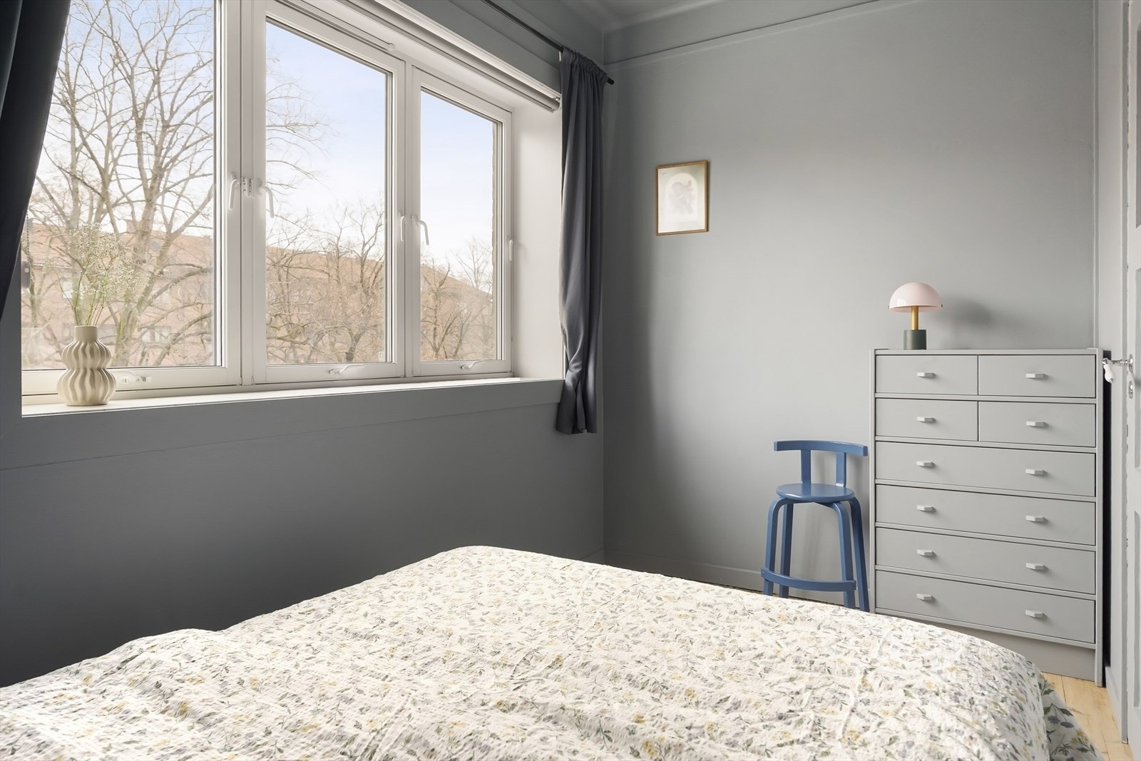 Her er det også plass til en kommode med gode oppbevaringsmuligheter. Galleribilde