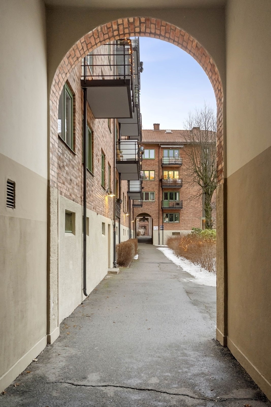 Praktisk gjennomgang fra gaten til en rolig og skjermet bakgård. Galleribilde