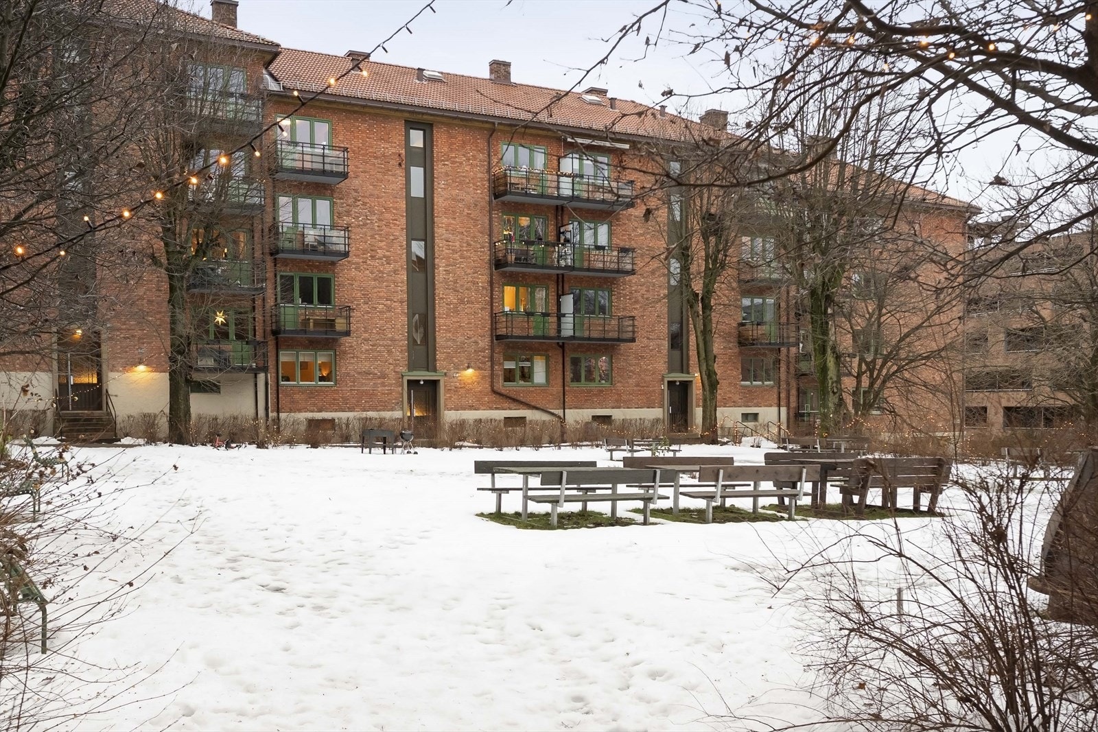 Aksjelaget ligger i et etablert og rolig boligområde. Man har i alt tilgang til lagets tre bakgårder. Galleribilde