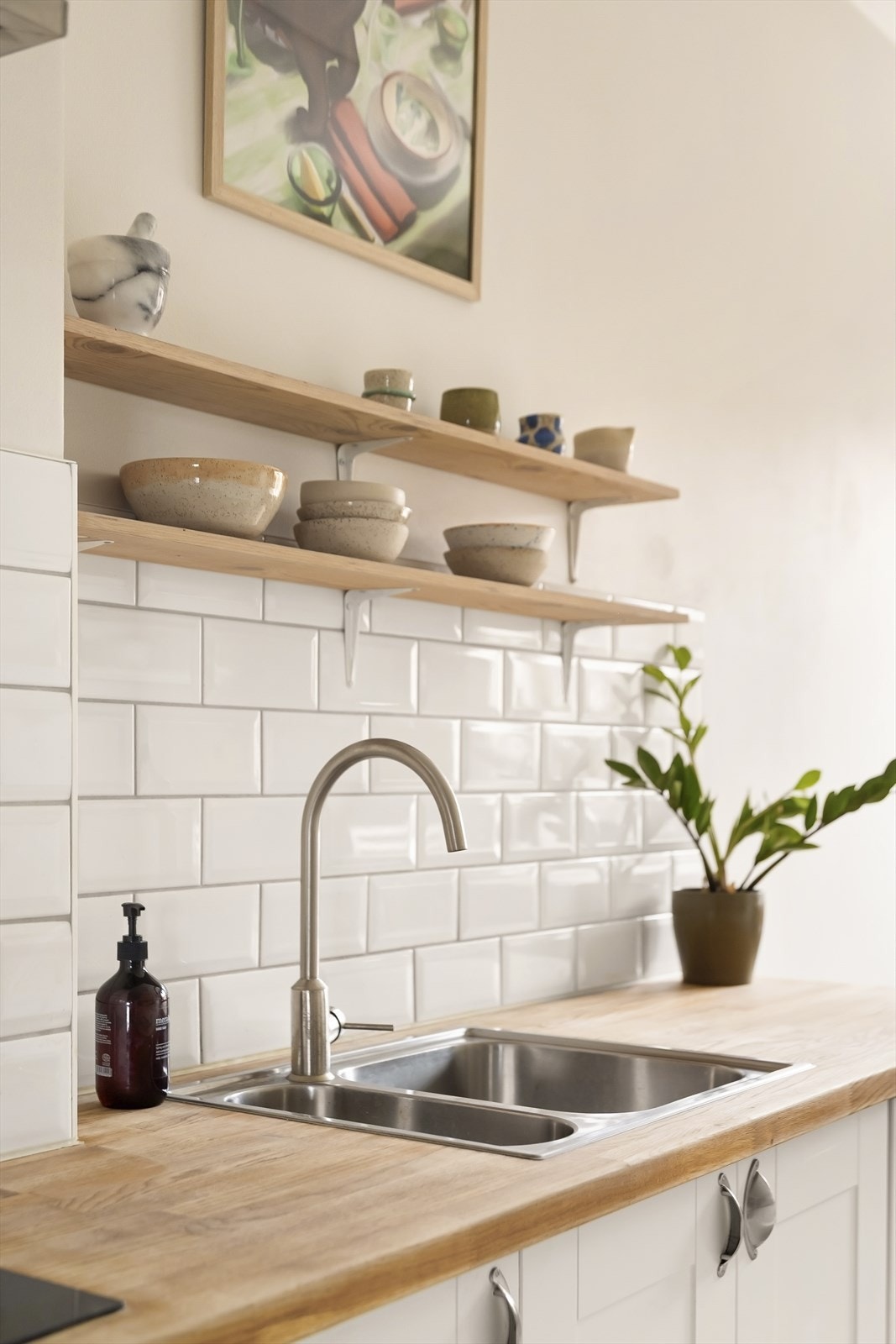 Kjøkkeninnredning med profilerte fronter og heltre benkeplate. Galleribilde