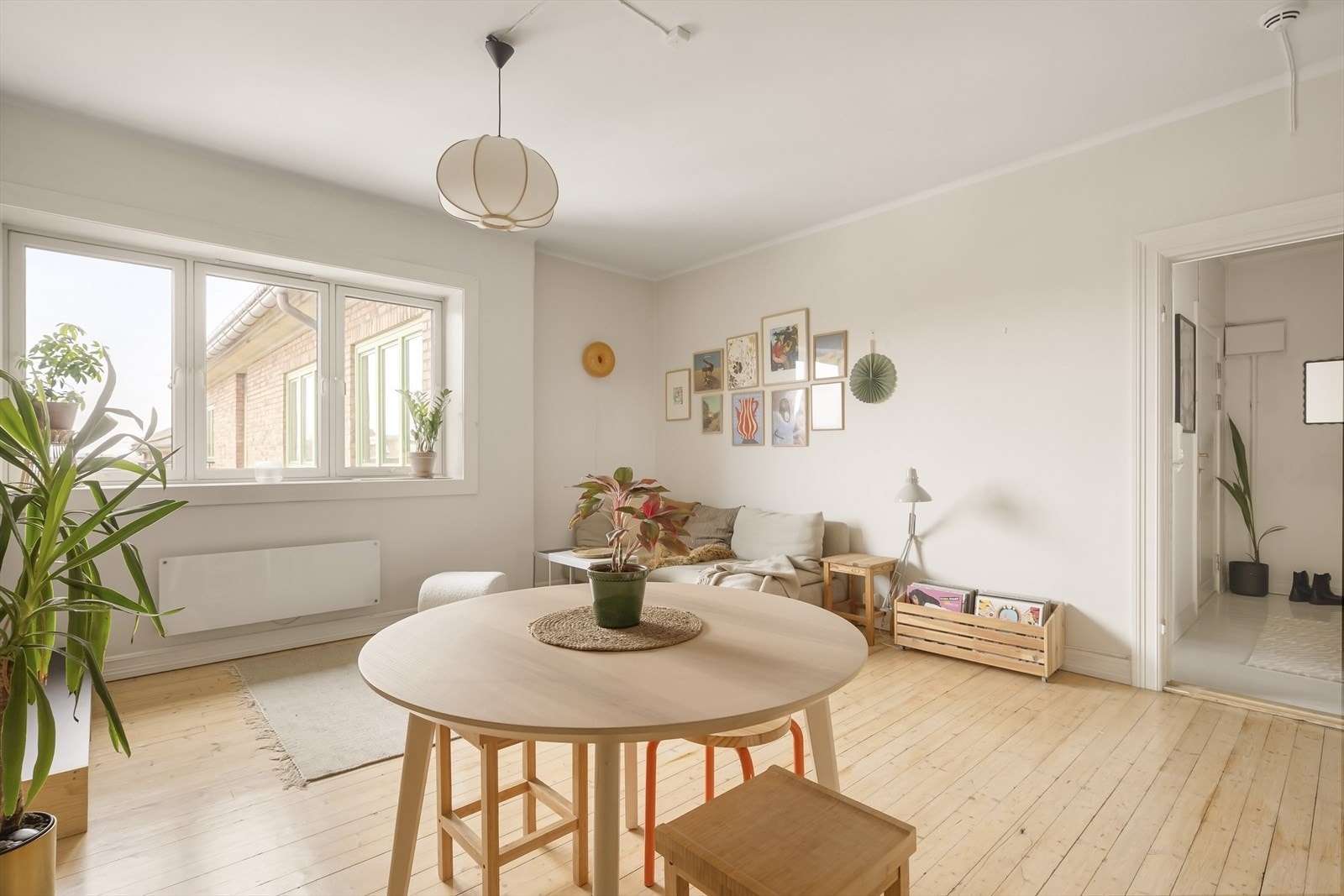 Vinduer fra 2015 som gir rikelig med naturlig lysinnslipp. Galleribilde