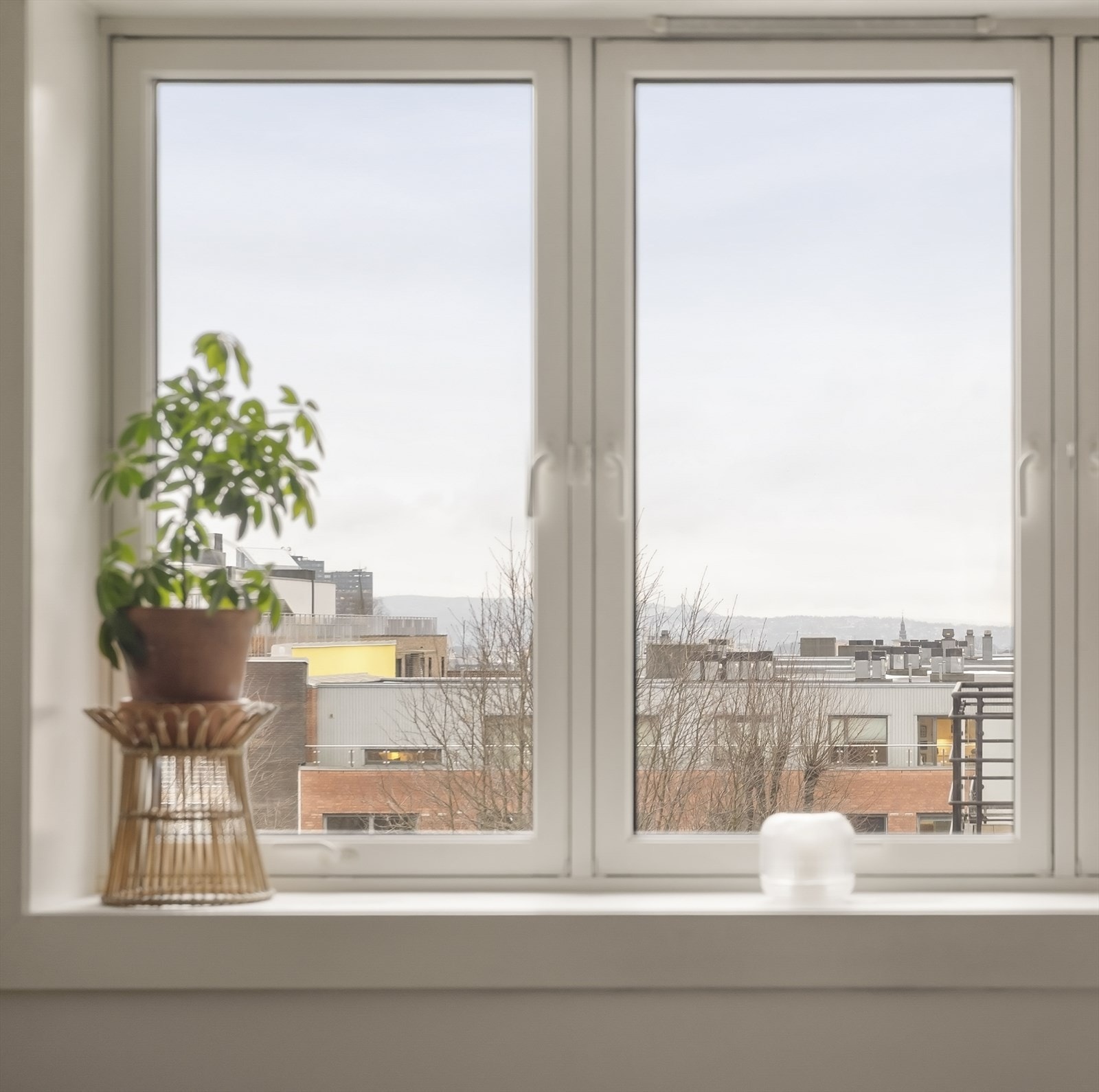 Leiligheten ligger i byggets 4.etasje og har dermed et pent utsyn fra vinduene. Galleribilde