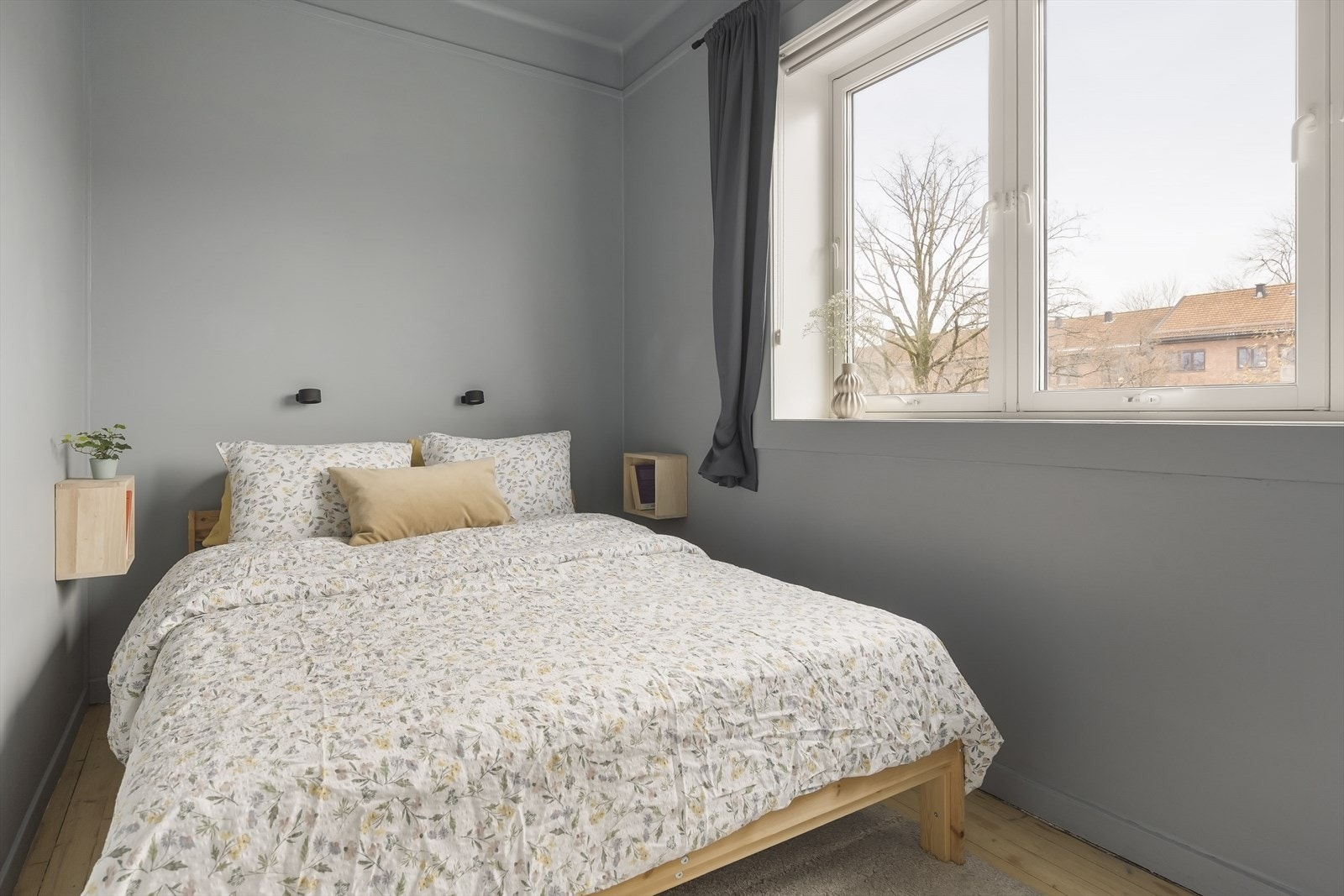 Soverommet har rikelig med lys fra vindusflatene. Galleribilde