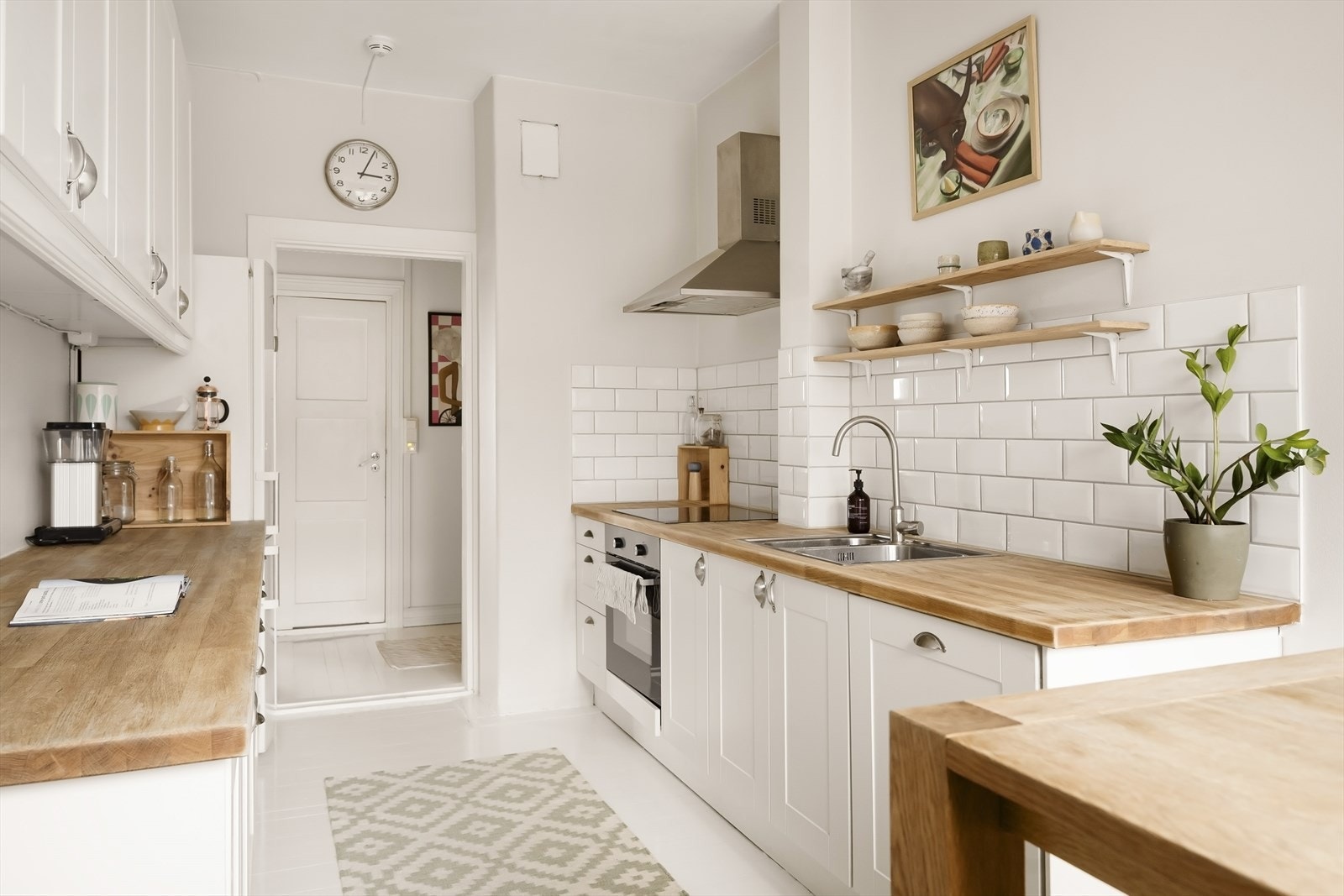 Kjøkkenet har rikelig med skap- og benkeplass. Galleribilde