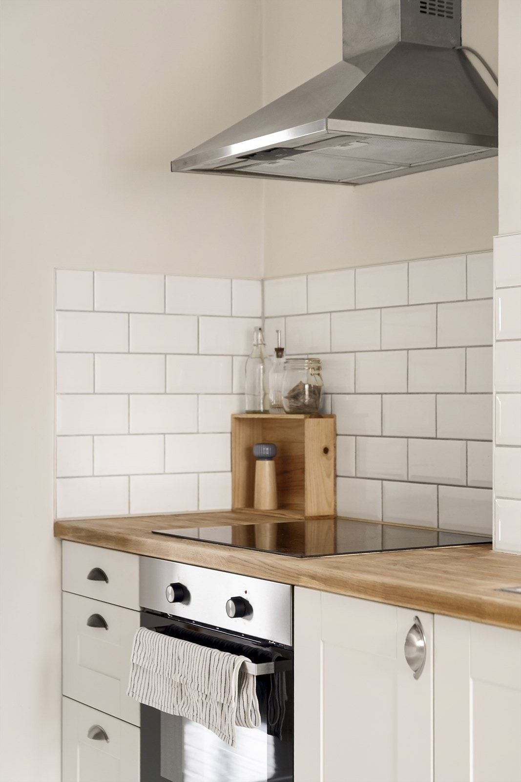 Kjøkkenet er utstyrt med platetopp, ettgreps blandebatteri, kjøl/fryseskap, stekeovn og oppvaskmaskin. Galleribilde