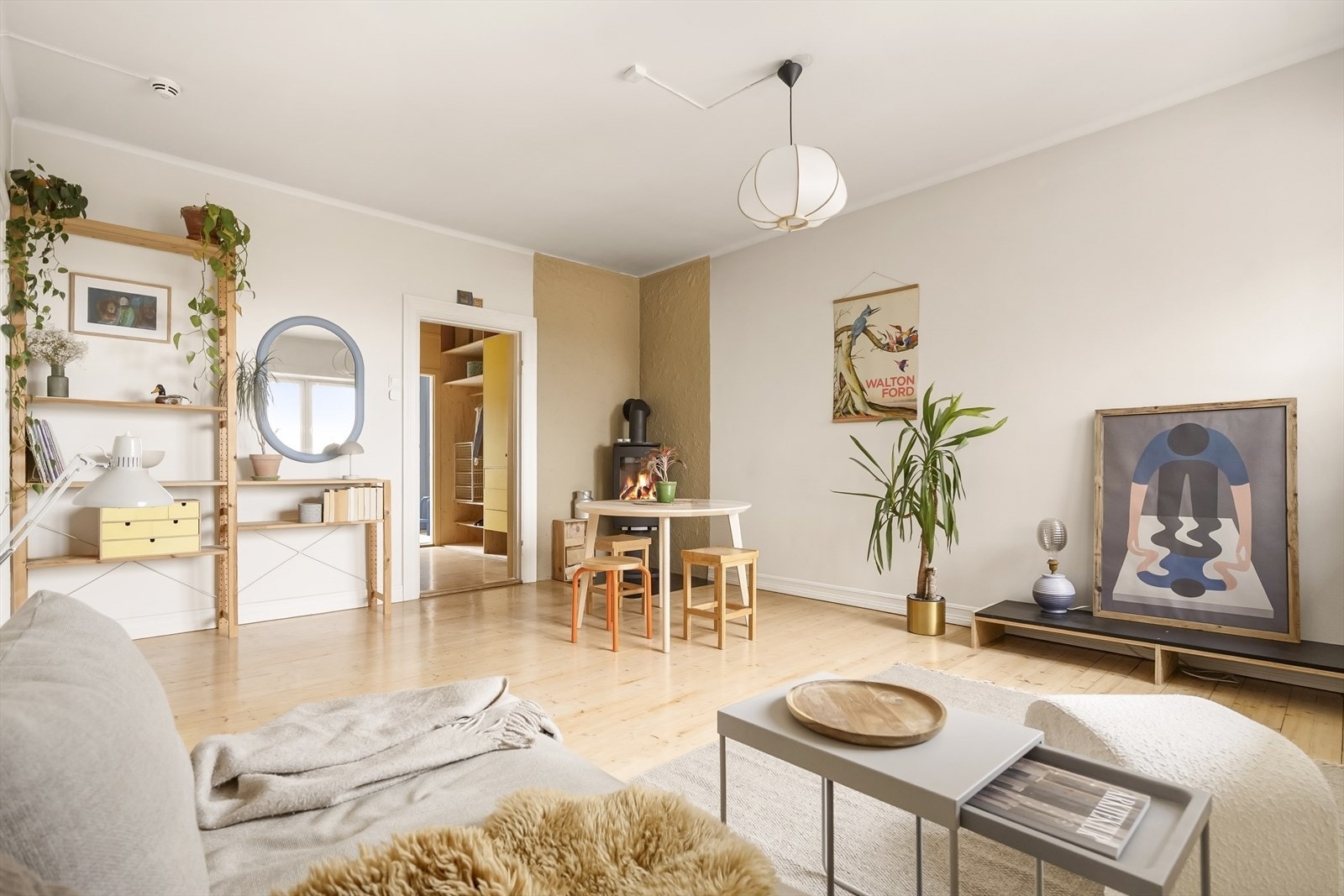 Stuen har en takhøyde målt til 2,73m. Galleribilde