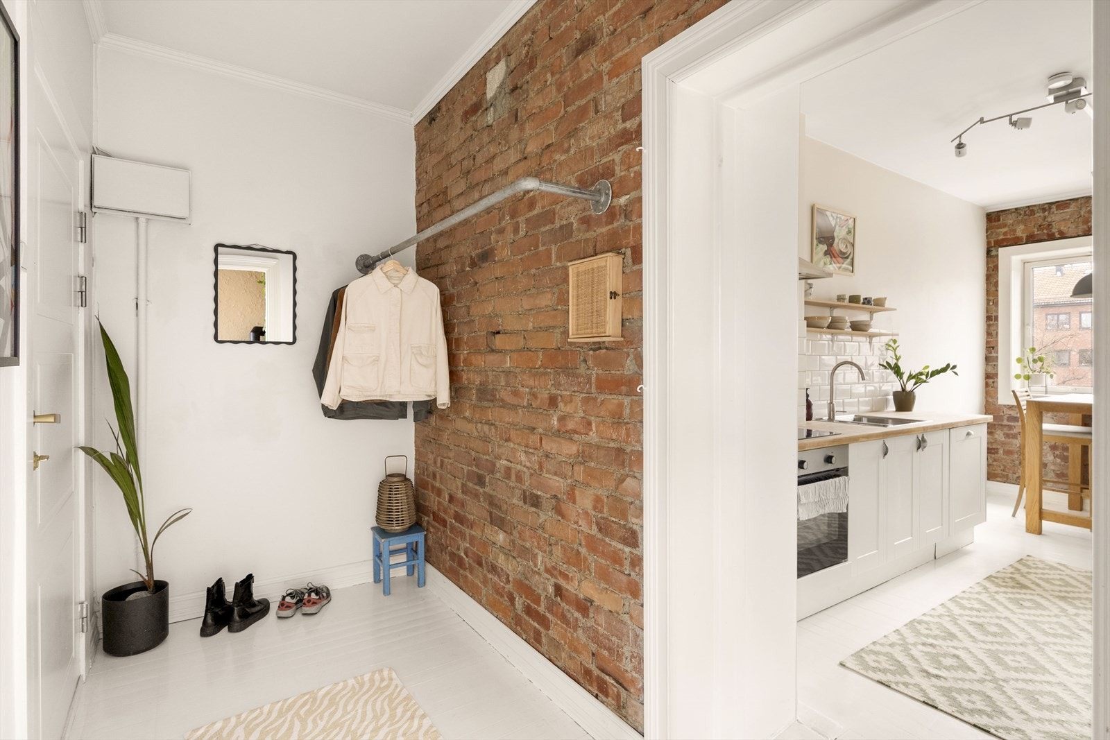 Innbydende entré med god plass til oppbevaring av sko og yttertøy. Galleribilde