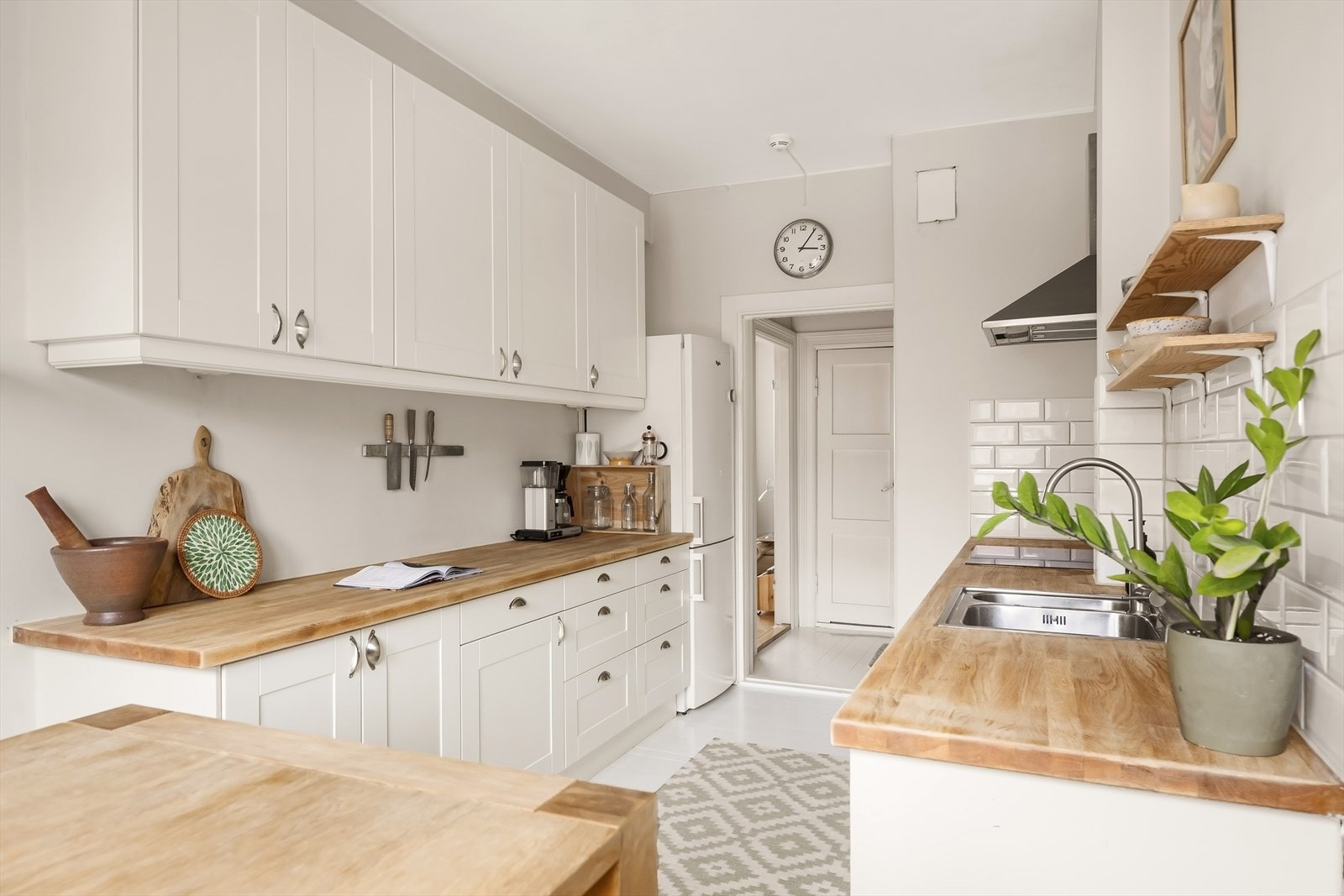 Kjøkkenet er fra 2013 og har svært godt med benkeplass for matlaging - perfekt for hobbykokken Galleribilde