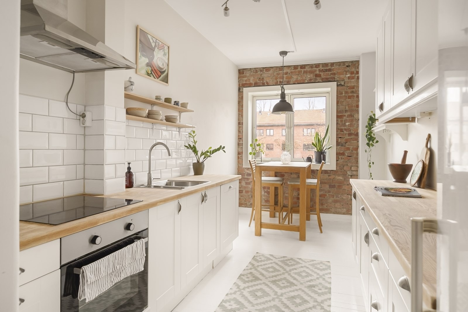 Videre kommer du inn i leilighetens kjøkken. Galleribilde