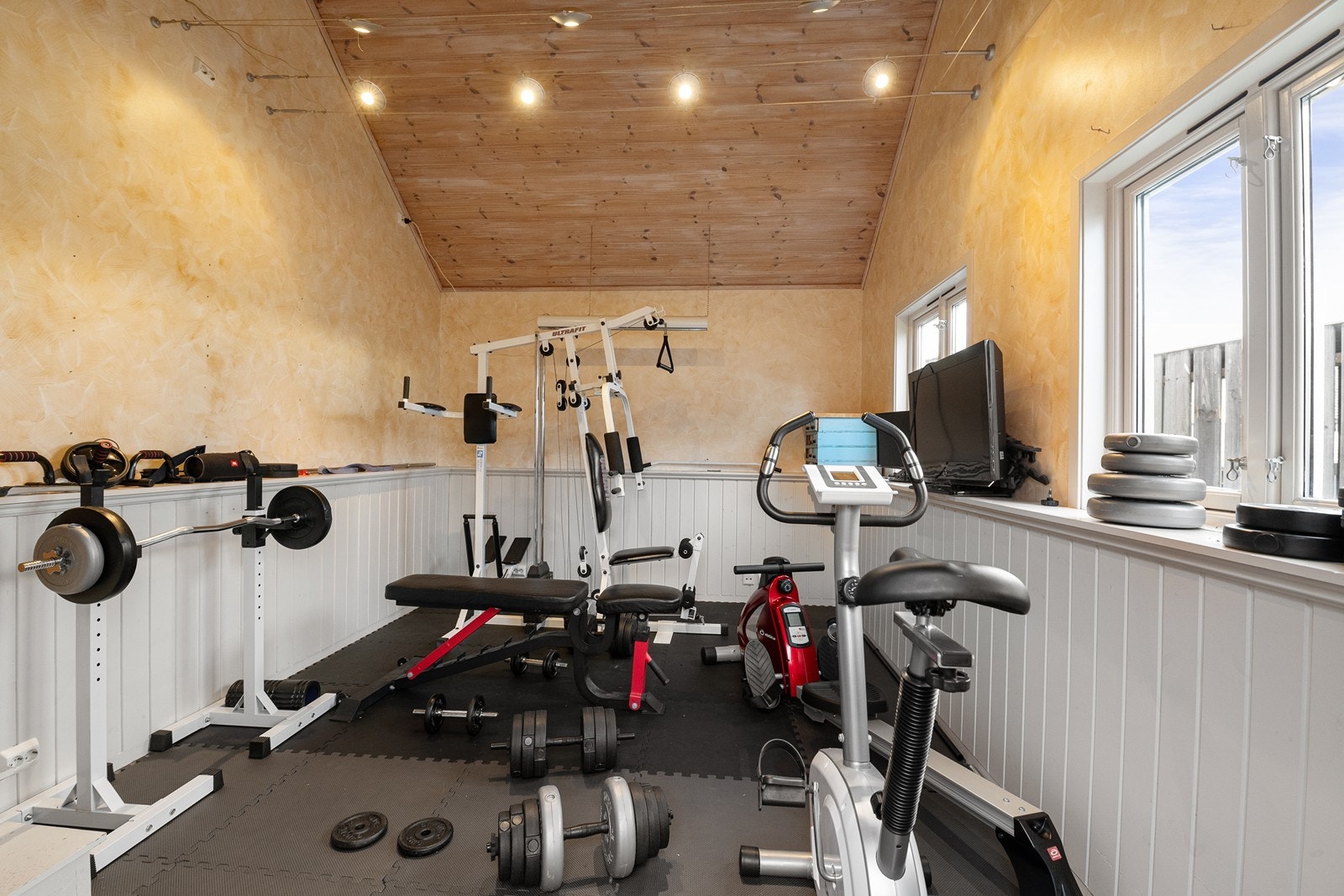 Hobbyrom/Treningsrom bak garasje. Galleribilde