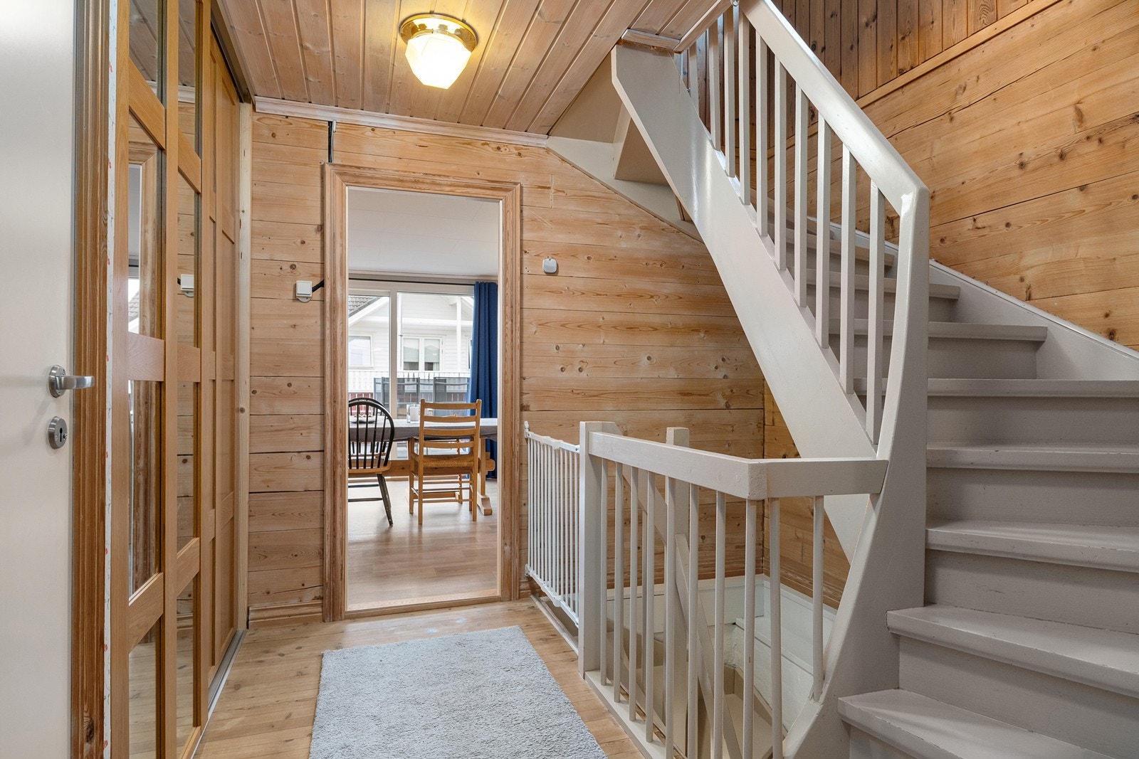 Trappegang med praktisk garderobe. Galleribilde