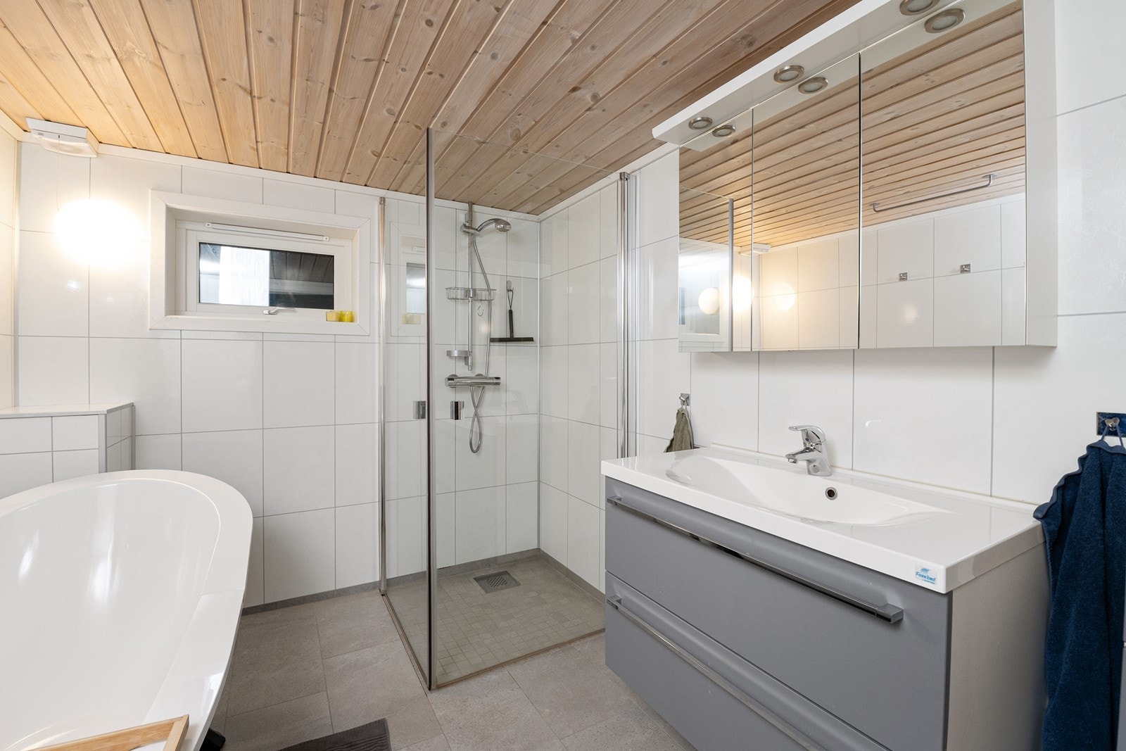 Fliser på gulv og våtromsplater på vegg. Varmekabler i gulv. (ikke byggegodkjent) Galleribilde