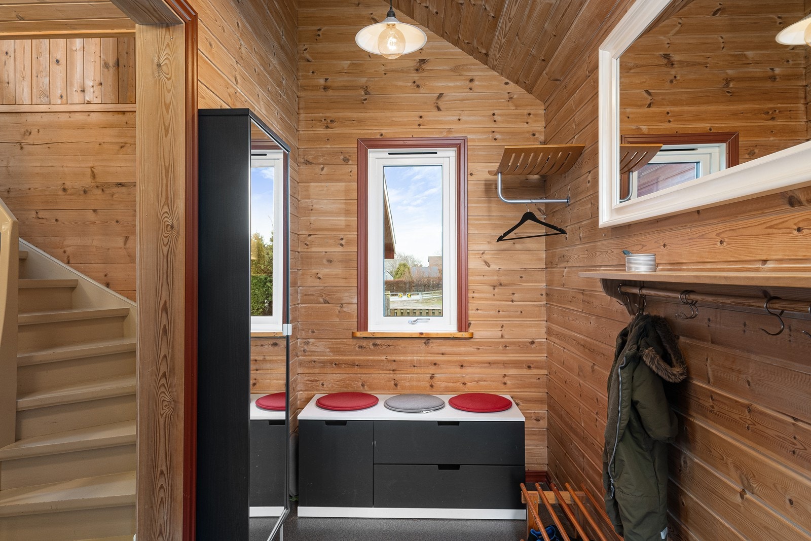 Entre med god plass til å henge opp yttertøy. Galleribilde