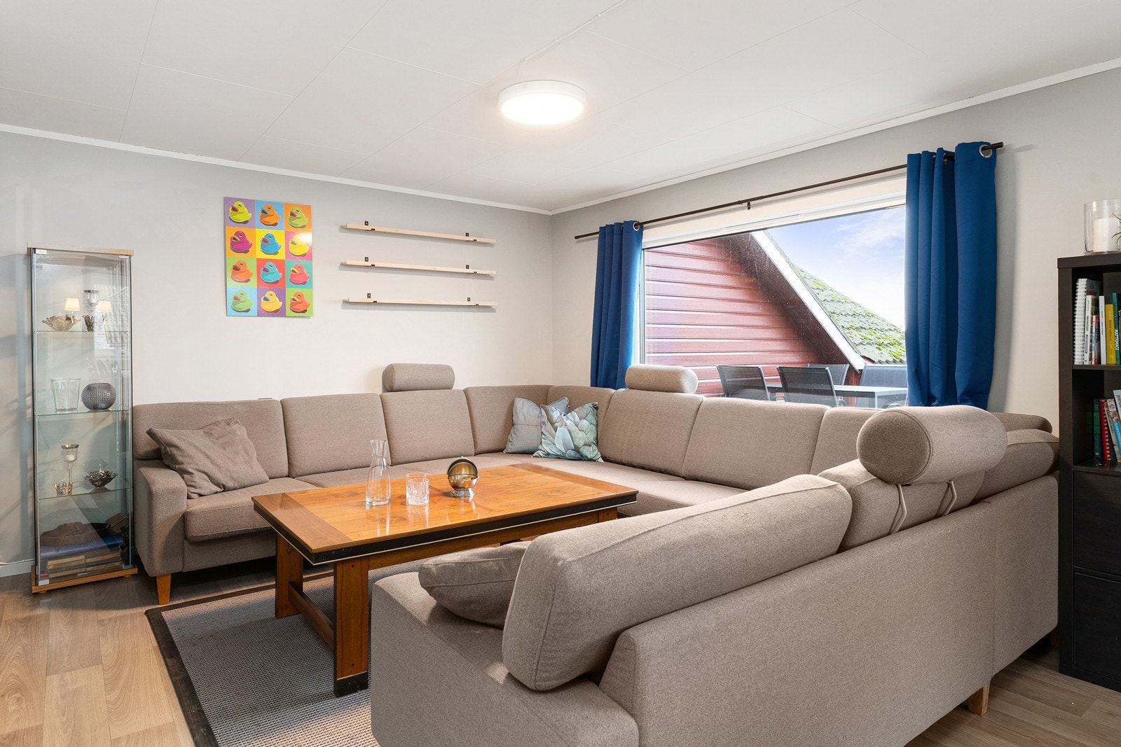 God plass til spisebord og sofagruppe. Galleribilde