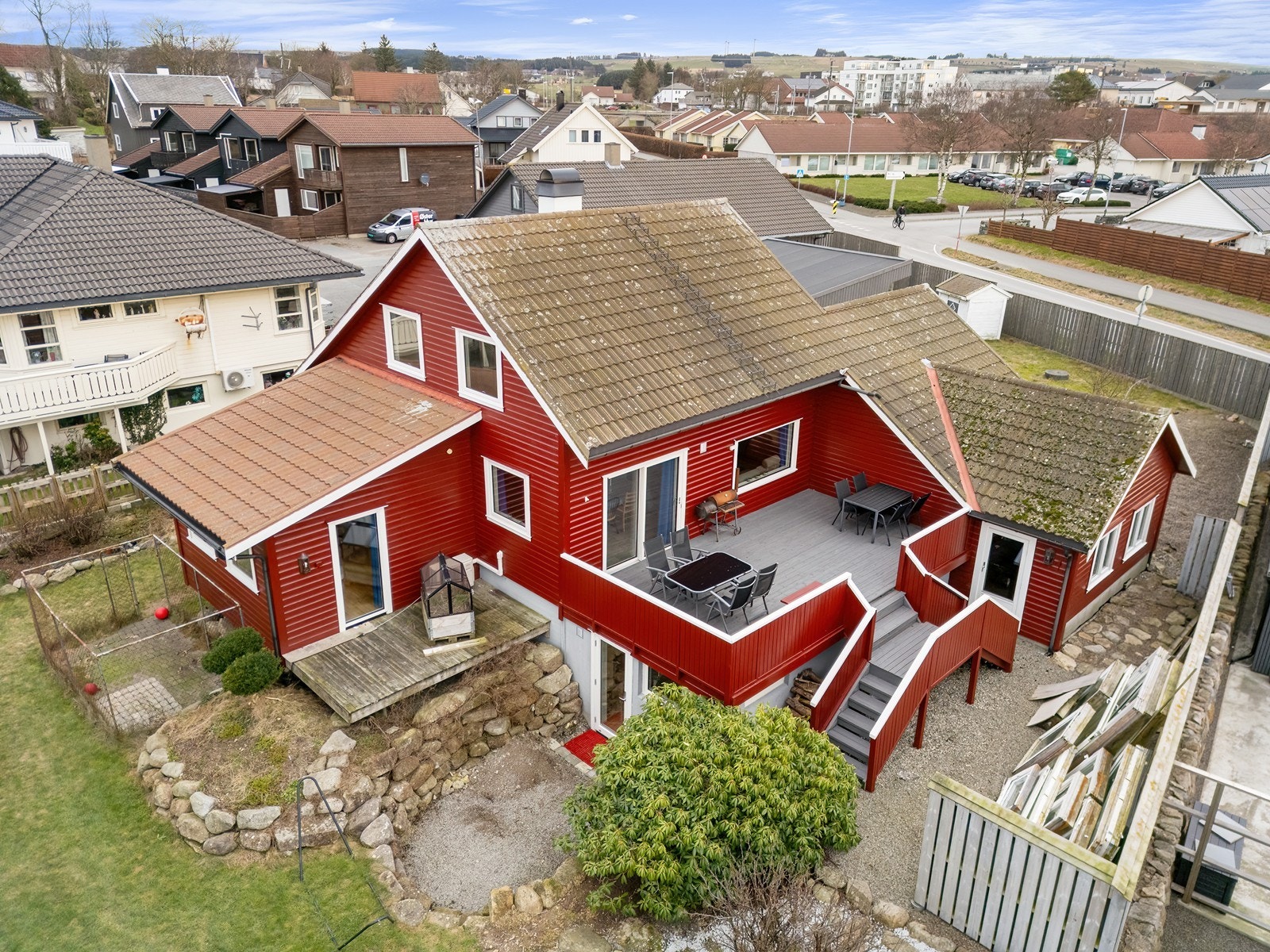 Huset ble malt i 2025 og fikk nye vinduer og hovedytterdør og terrassedør i 2024. Galleribilde