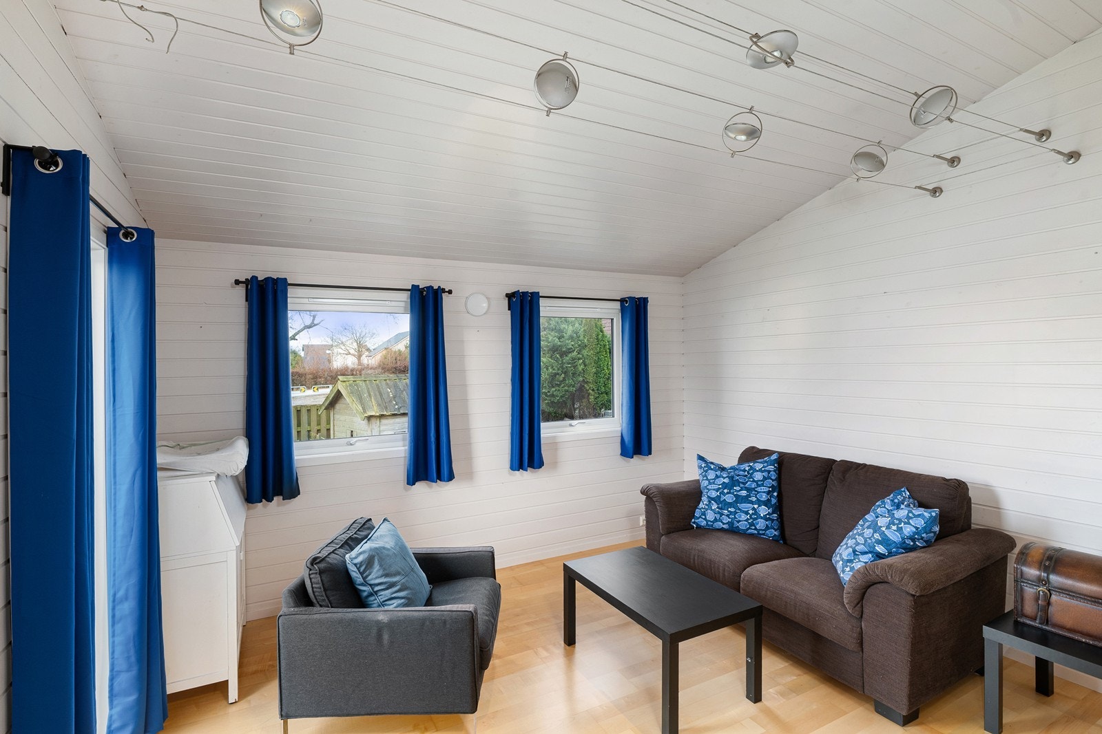 Tv-stue med god plass til sofagruppe. Galleribilde