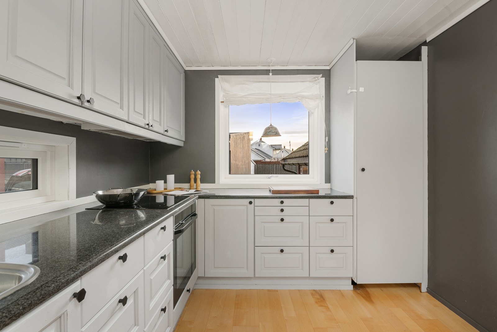 Kjøkkenet har god skap-og benkeplass. Komfyr og platetopp er integrert. Galleribilde