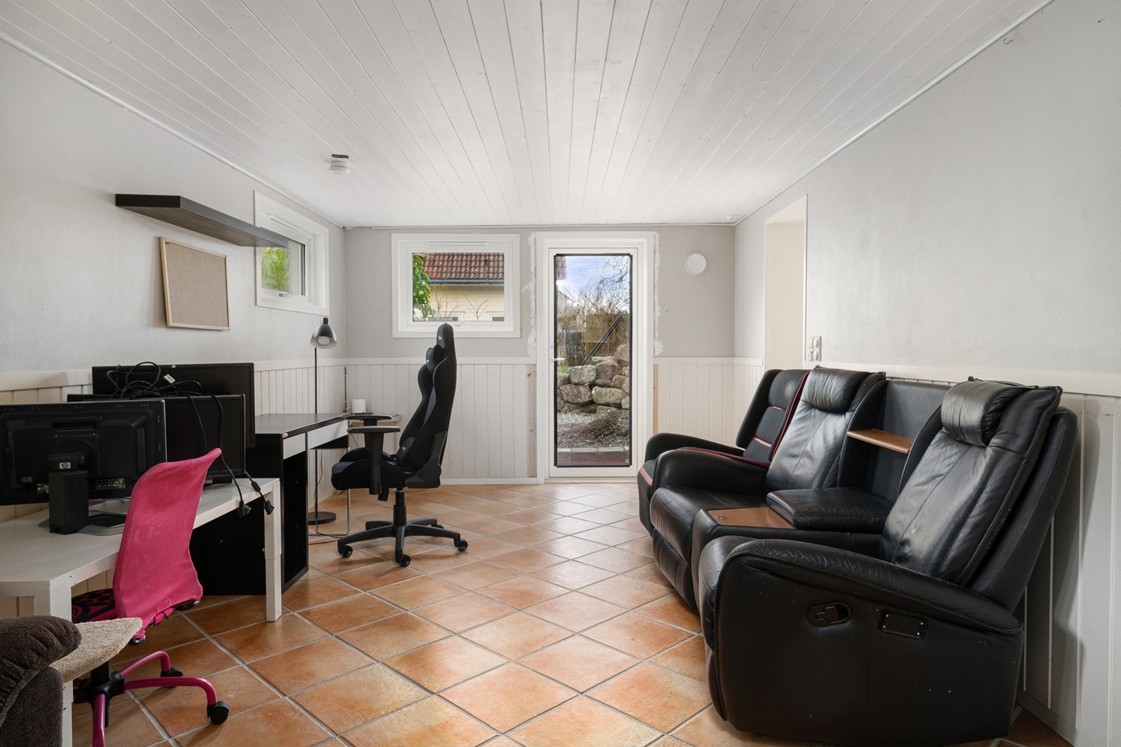 Kjellerstuen har utgang til hage/uteområde (Ikke byggegodkjent) Galleribilde