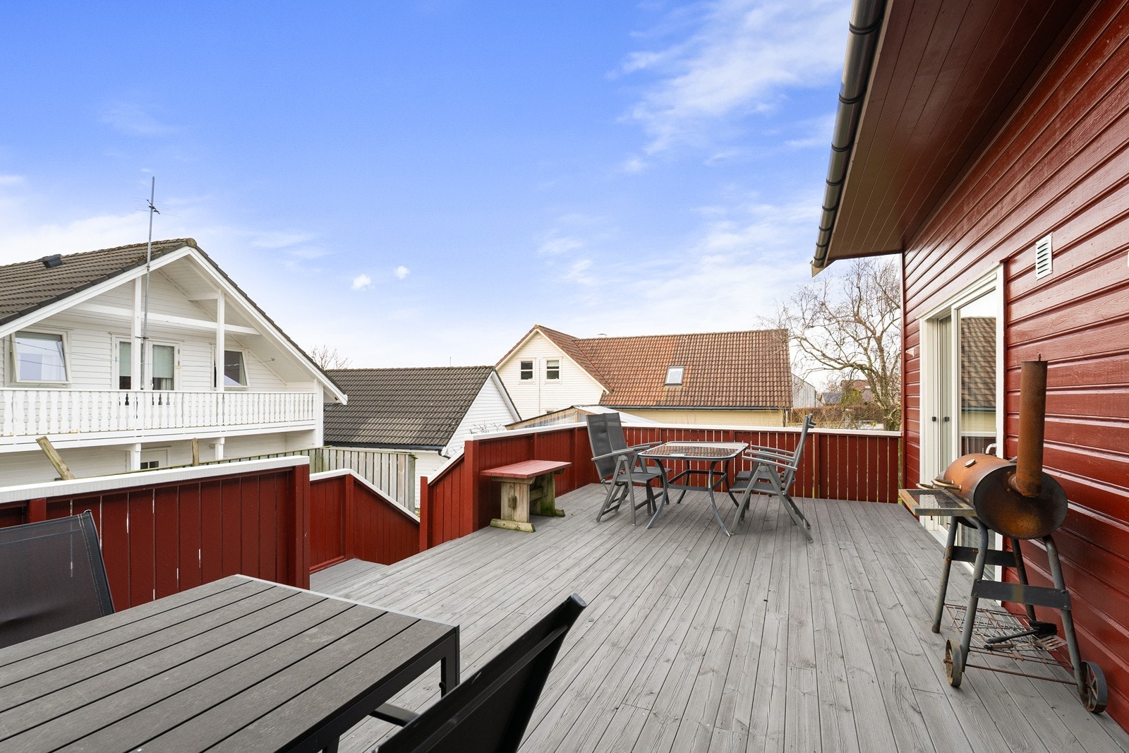 Stor, solrik terrasse Galleribilde