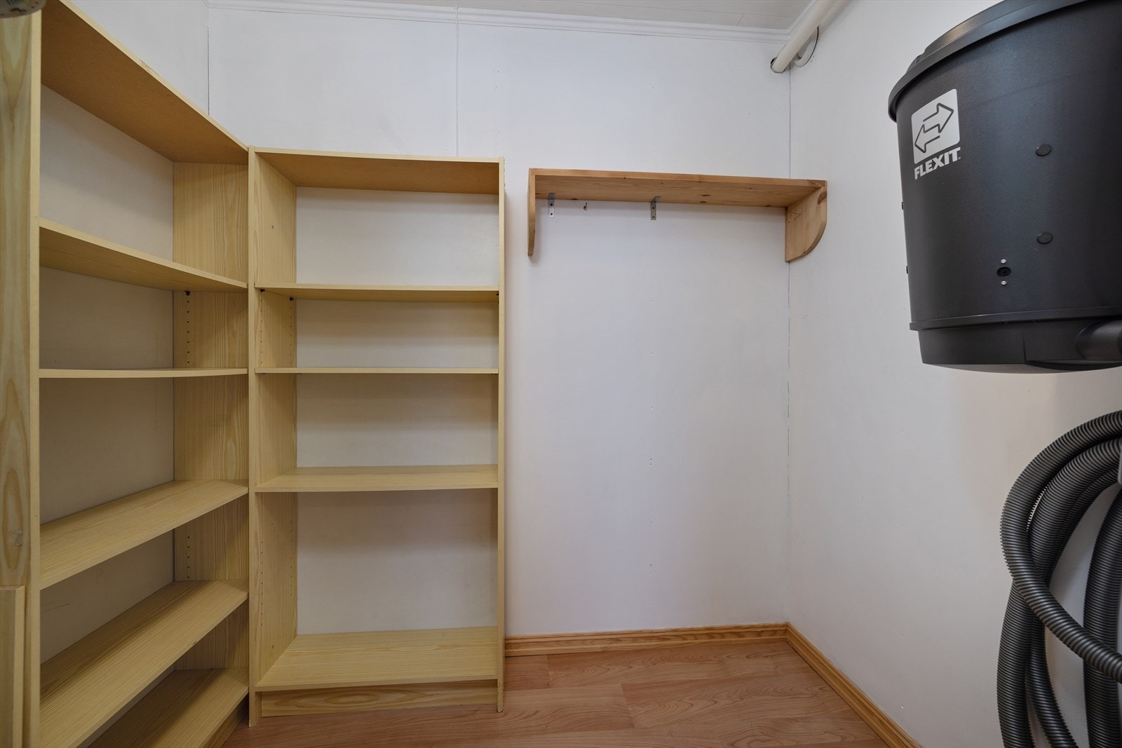 Praktisk innvendig bod med sentralstøvsuger og opplegg for fiber. Galleribilde