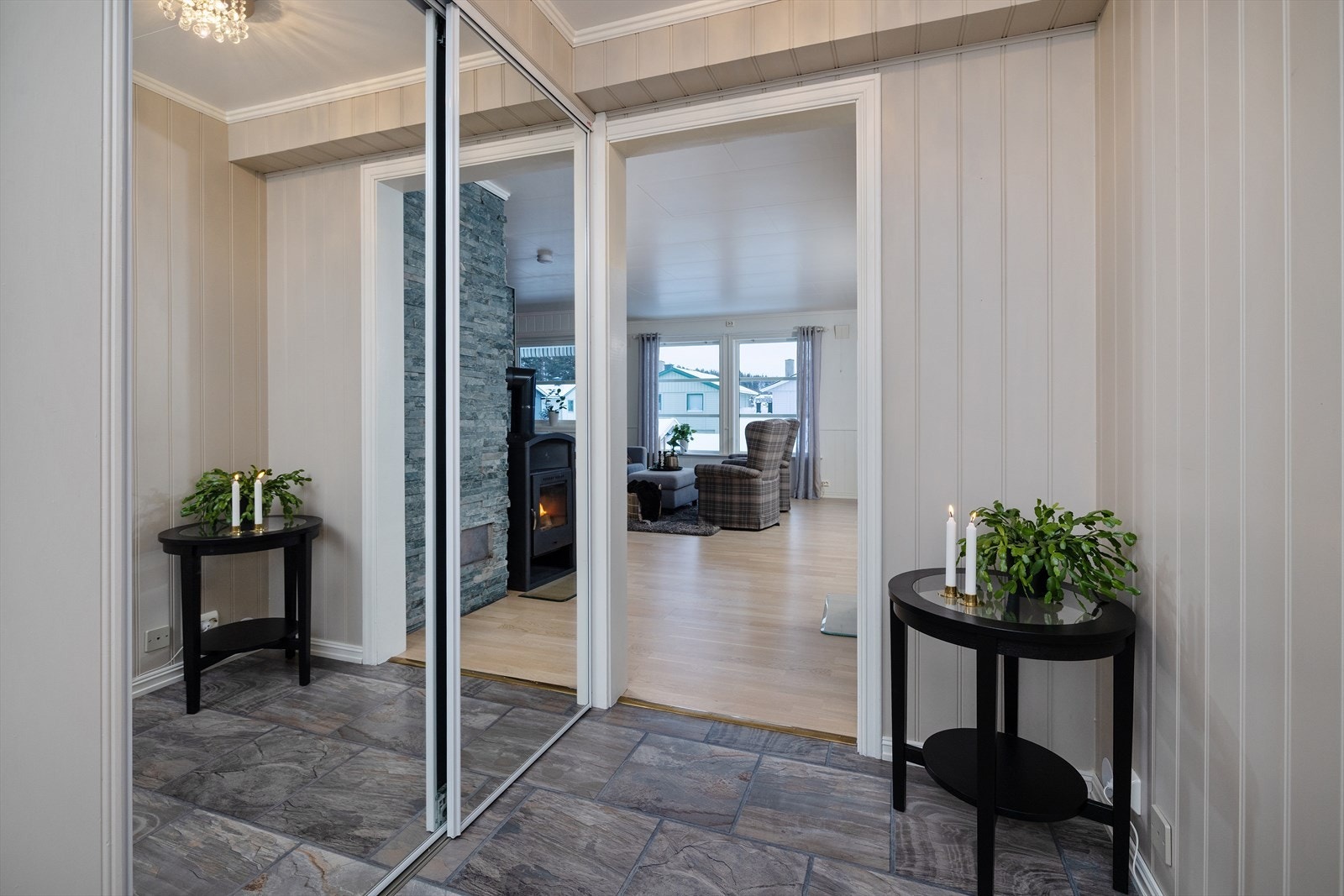 Fra entréen åpner leiligheten seg opp mot det sosiale allrommet med stue og kjøkken. Galleribilde