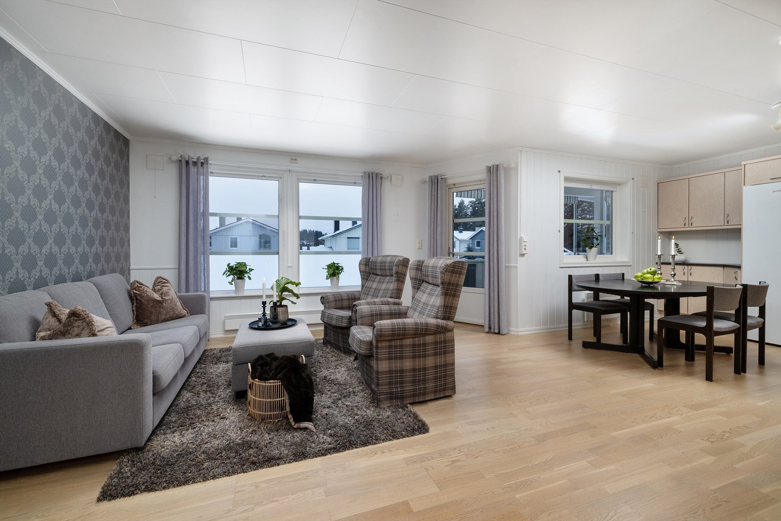 Den åpne løsningen skaper en god flyt mellom stue- og kjøkkensonen. Galleribilde