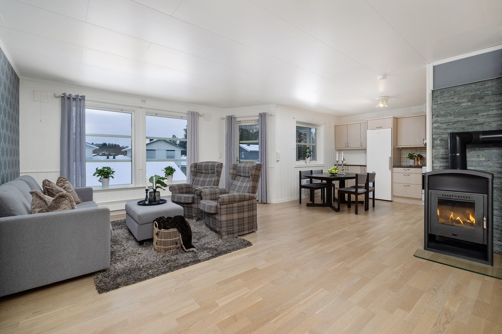 Peisovnen, med brannmur kledd i fasadeskifer, gir både varme og karakter til rommet. Galleribilde