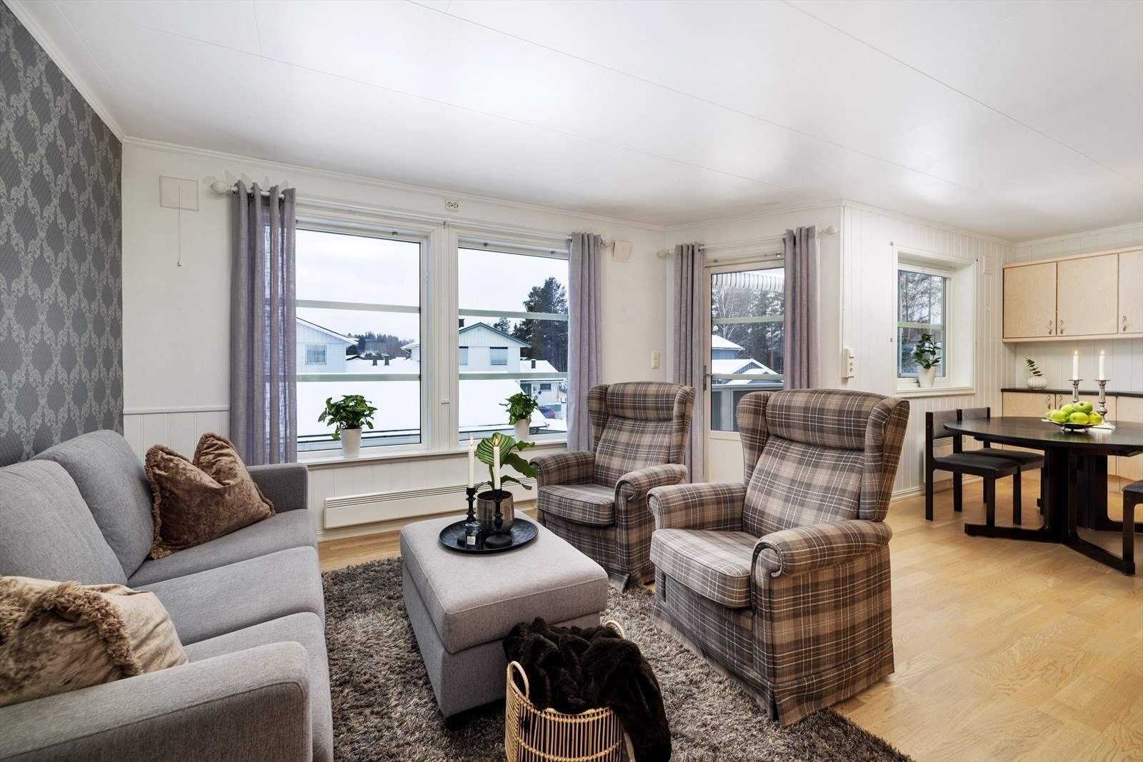 Stuen har store vindusflater som gir godt med naturlig lys, og gulvet er belagt med parkett. Galleribilde